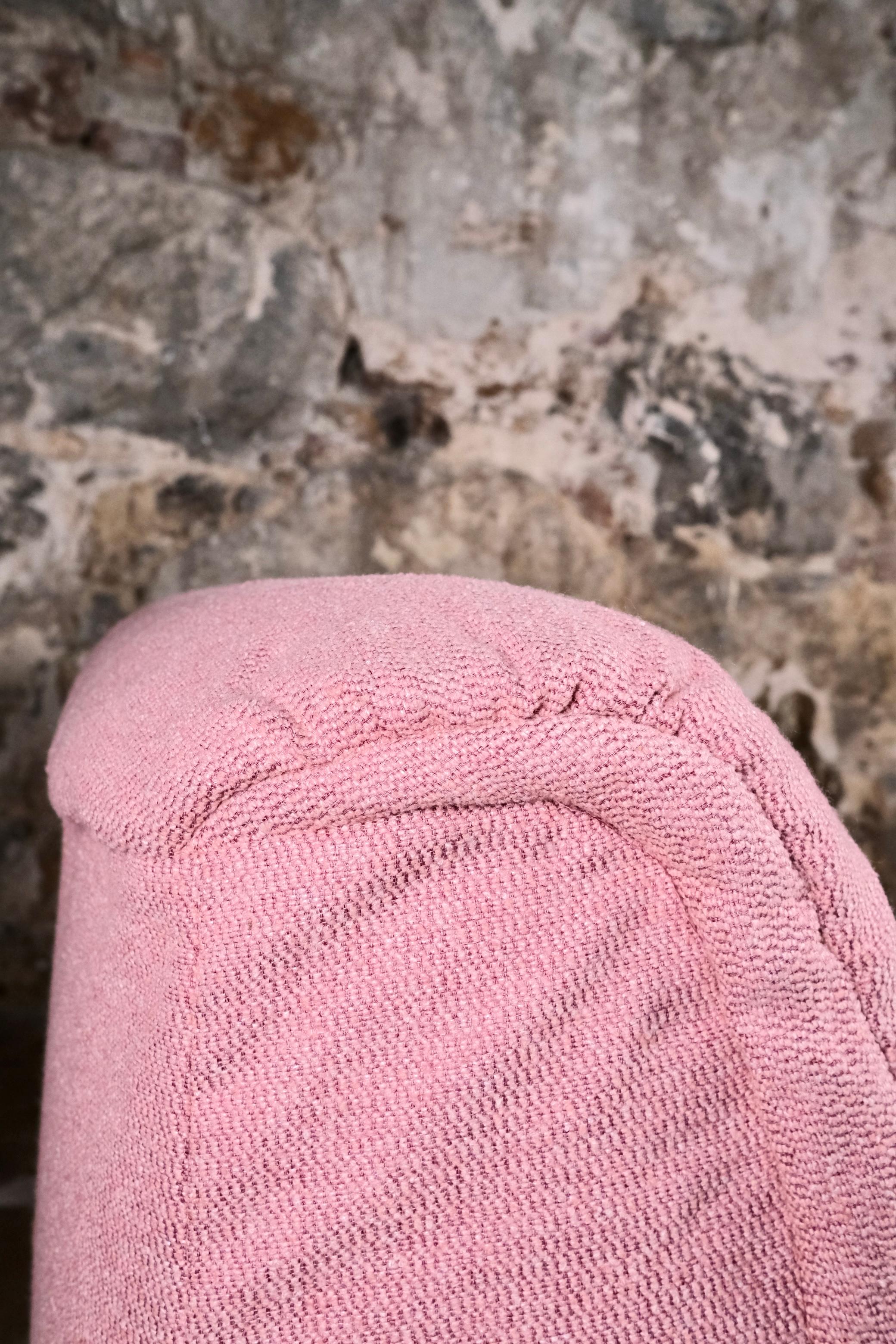 Grande divano a due posti rosa, made in France, anni '80 in vendita 7