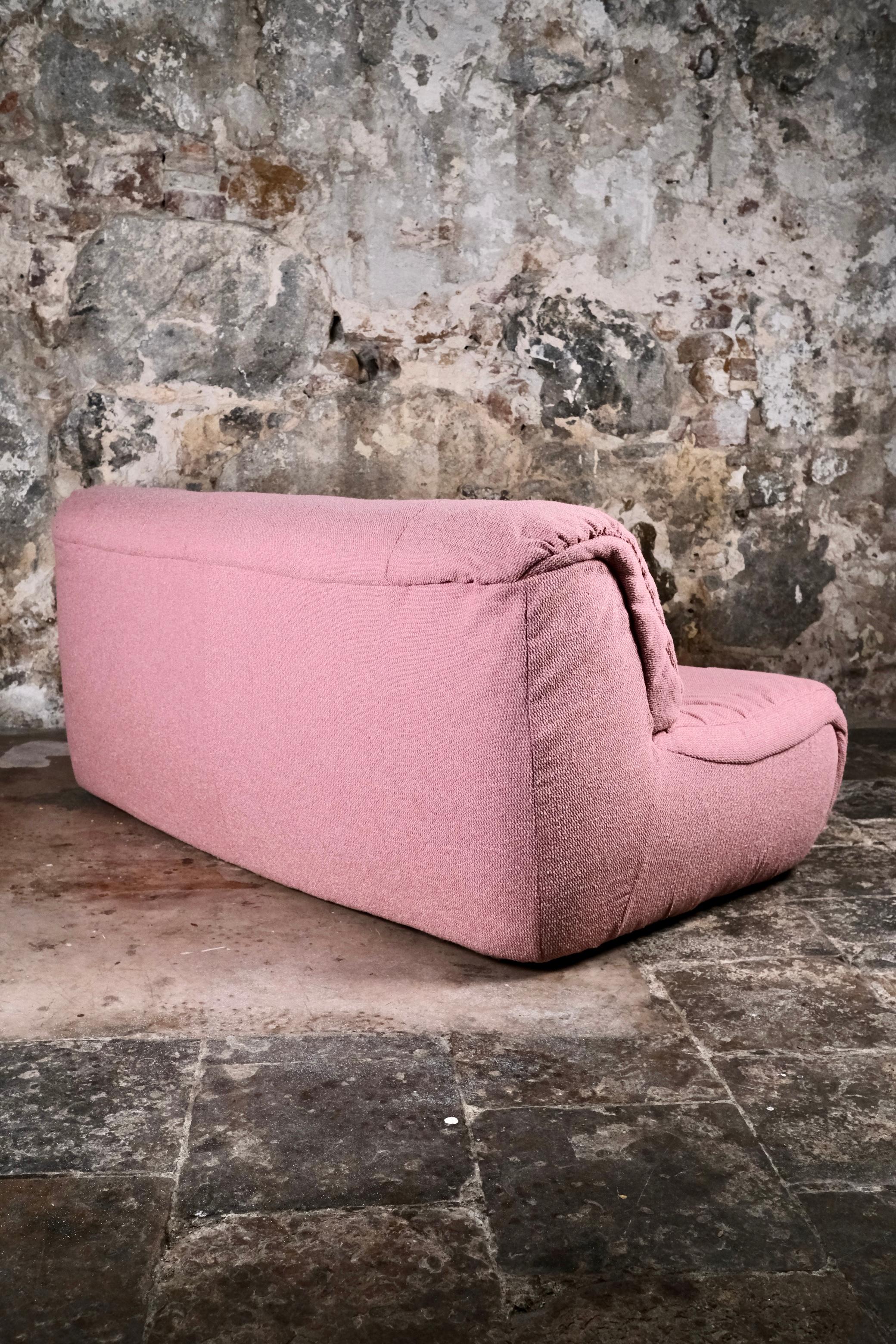 Grande divano a due posti rosa, made in France, anni '80 in vendita 8