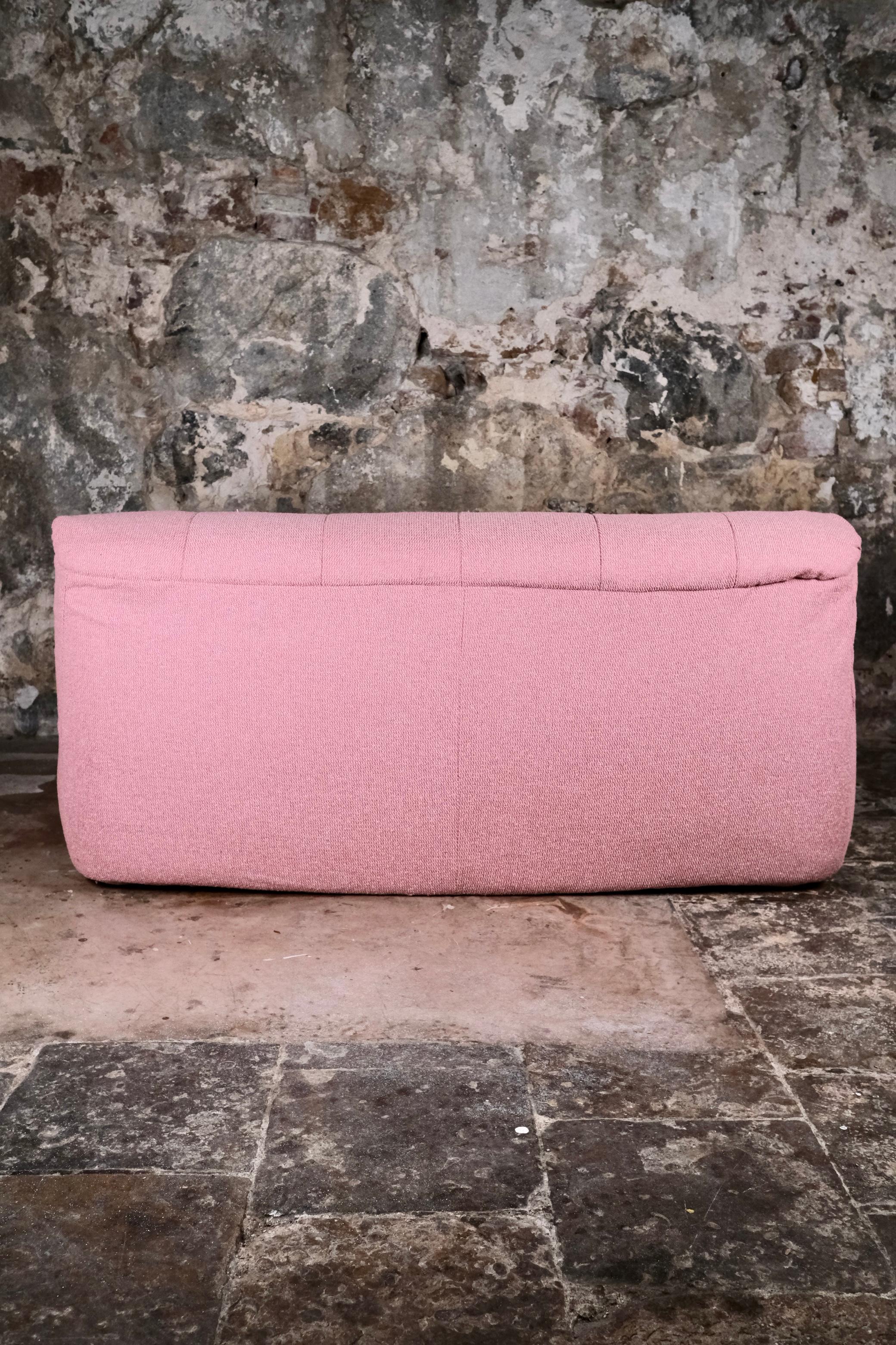 Grande divano a due posti rosa, made in France, anni '80 in vendita 9