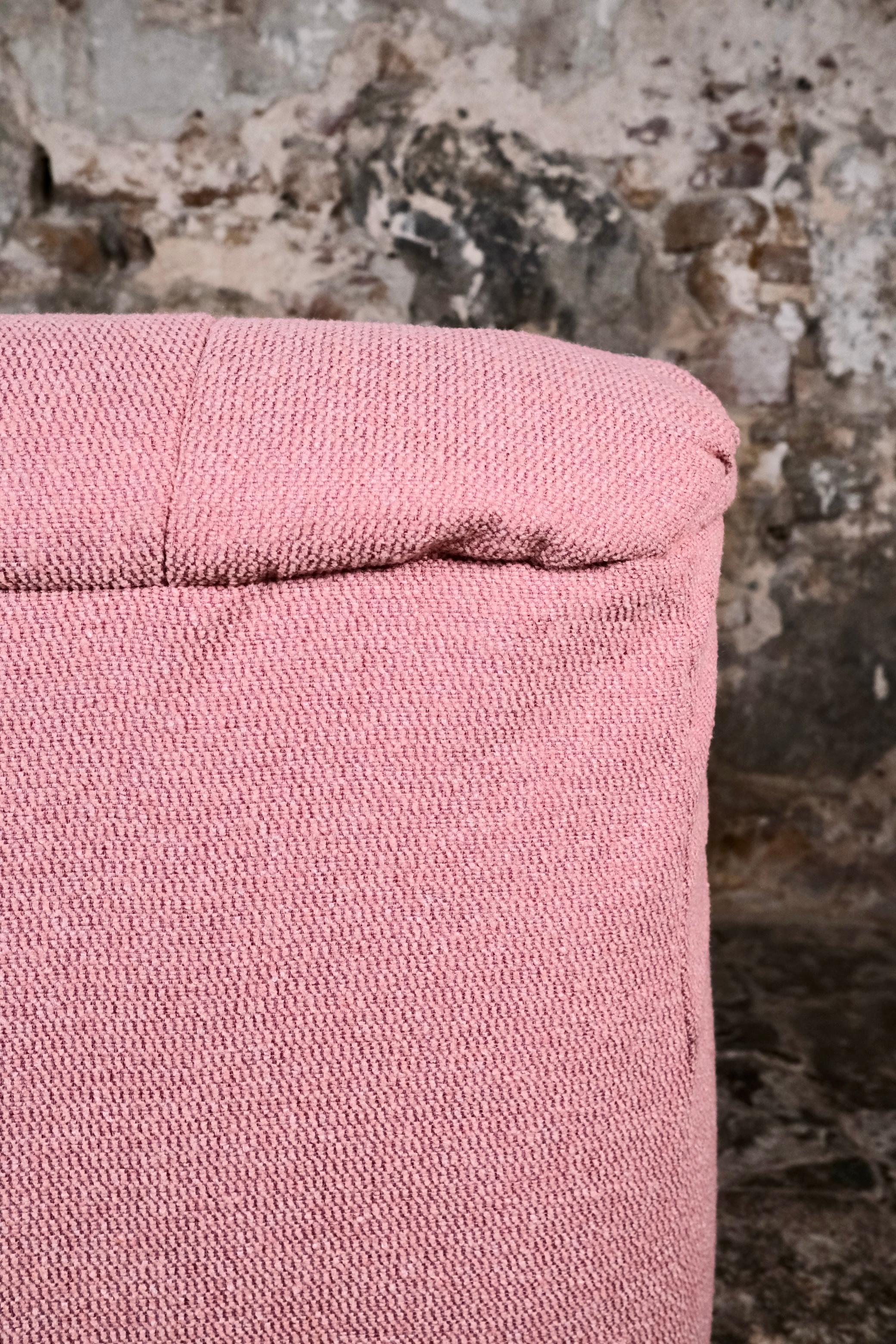 Grande divano a due posti rosa, made in France, anni '80 in vendita 10