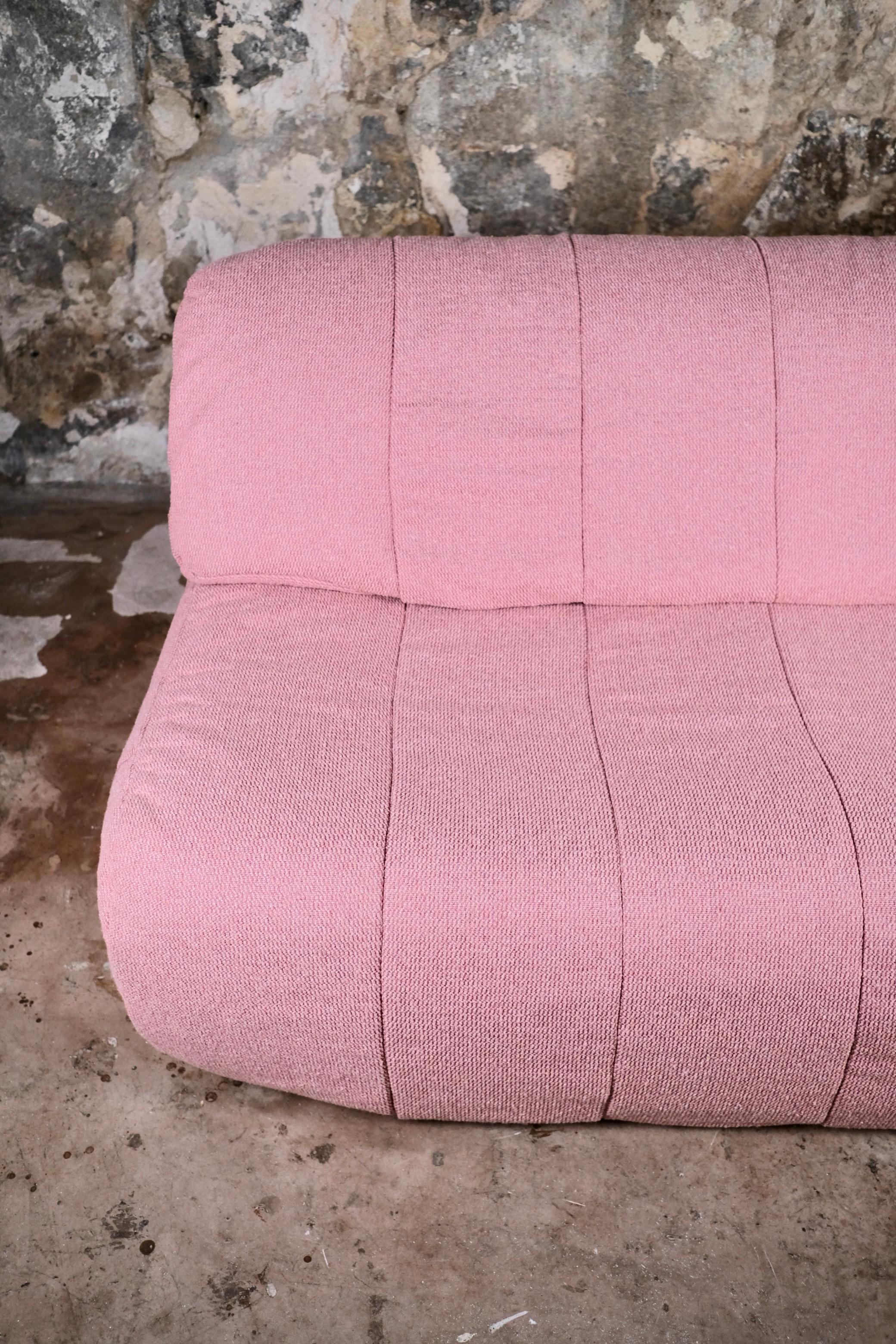 Mid-Century moderno Grande divano a due posti rosa, made in France, anni '80 in vendita