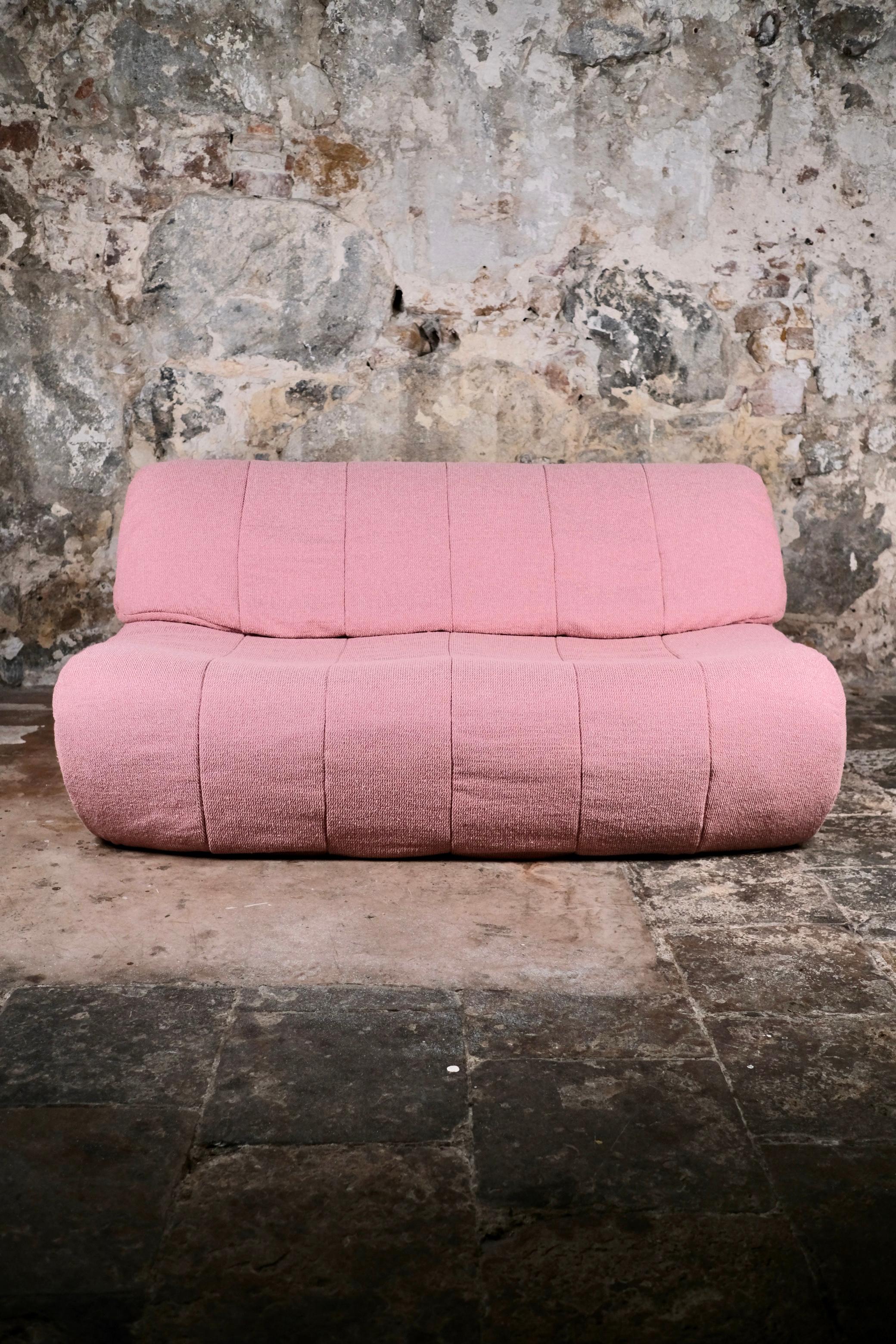 Fine XX secolo Grande divano a due posti rosa, made in France, anni '80 in vendita