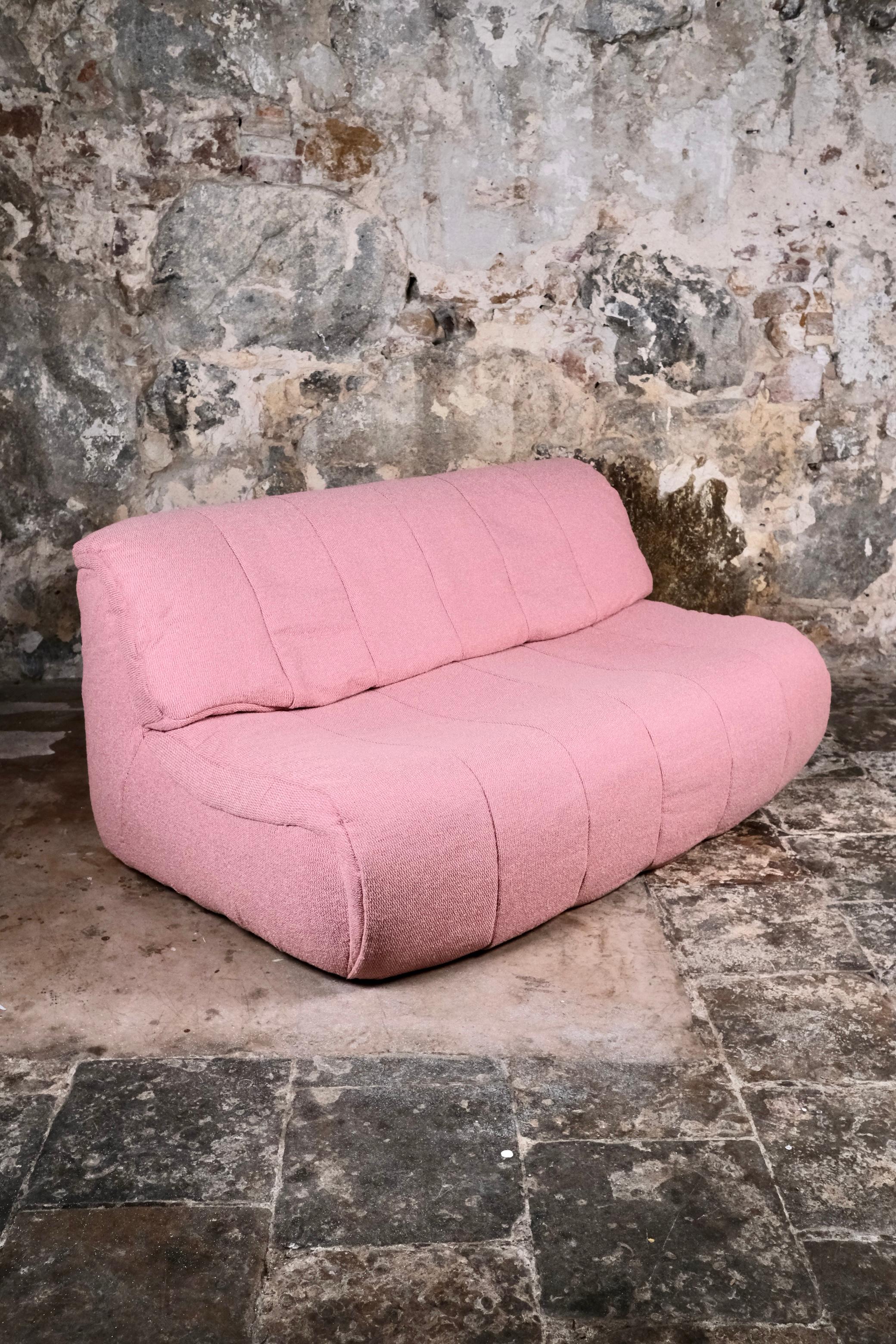 Tessuto Grande divano a due posti rosa, made in France, anni '80 in vendita
