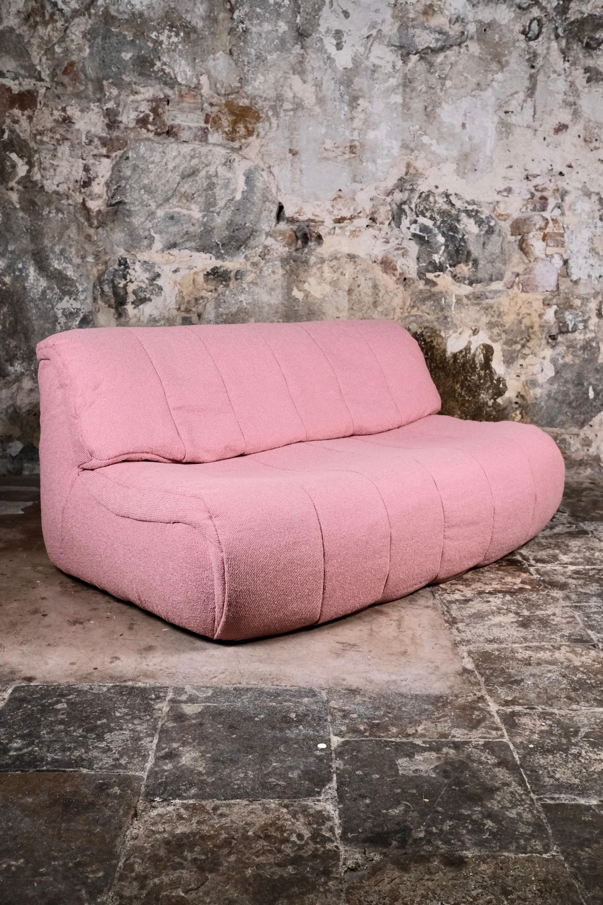 Grande divano a due posti rosa, made in France, anni '80 in vendita 1