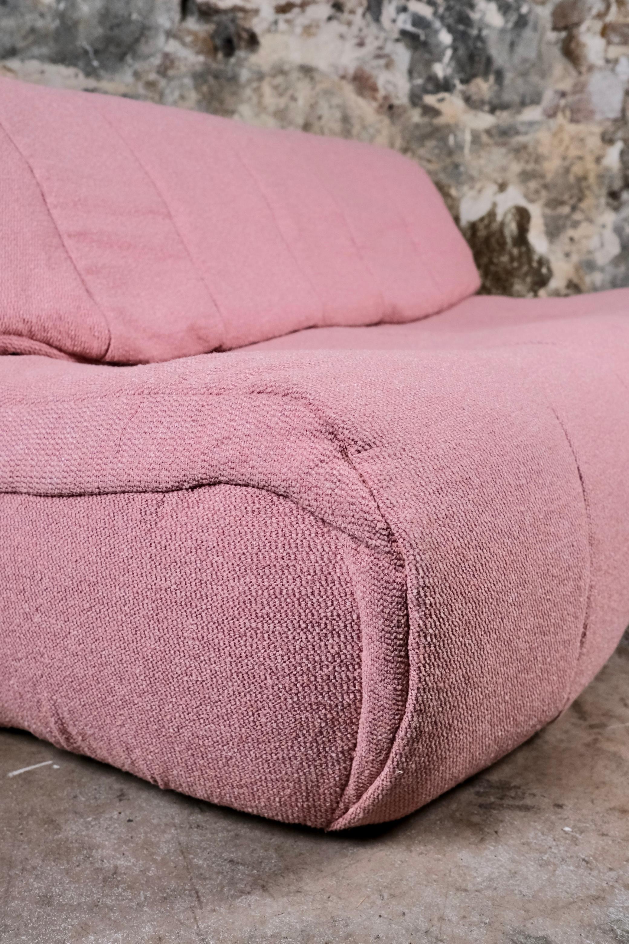 Grande divano a due posti rosa, made in France, anni '80 in vendita 2