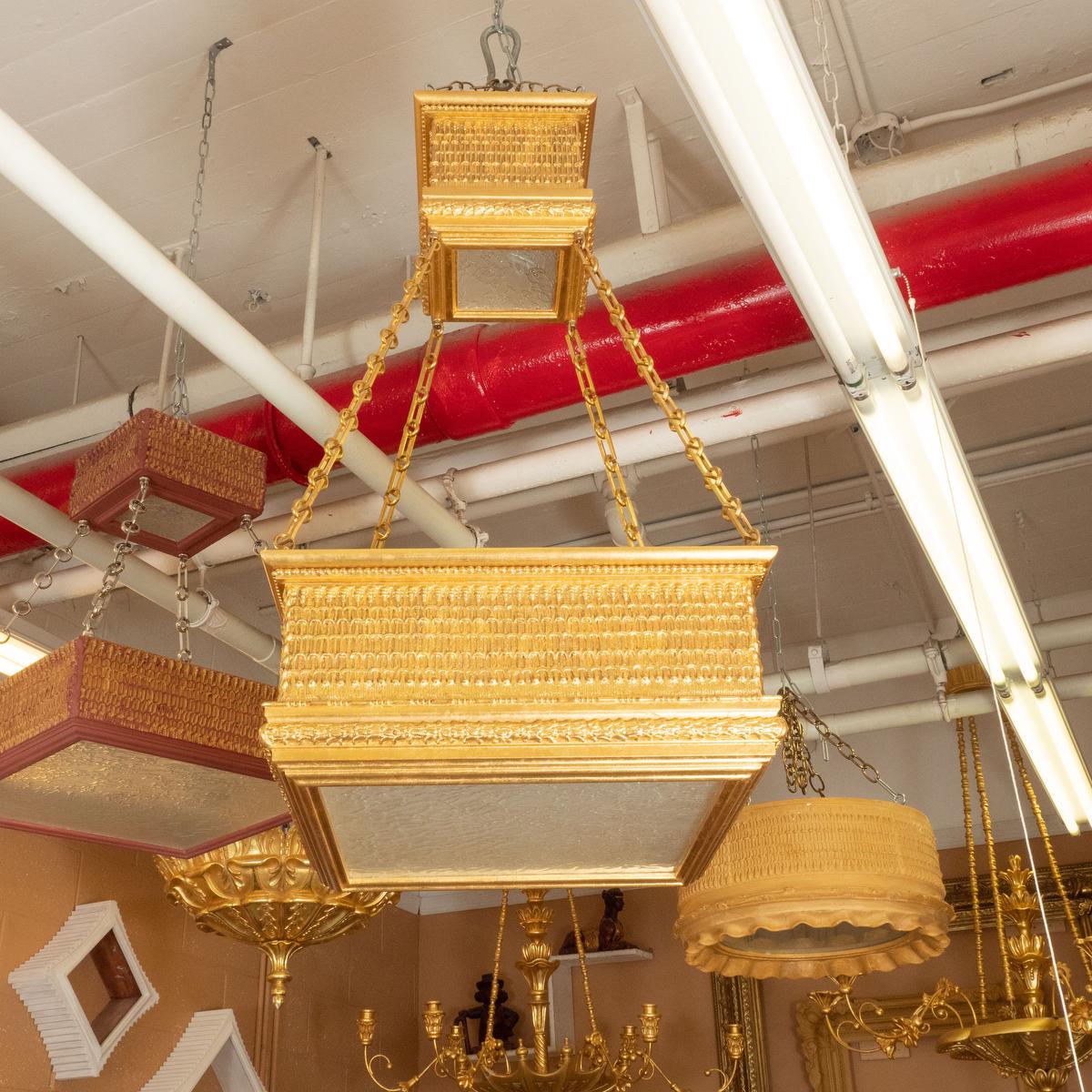Néo-baroque Grand pendentif en bois doré à deux niveaux de Carlos Villegas en vente