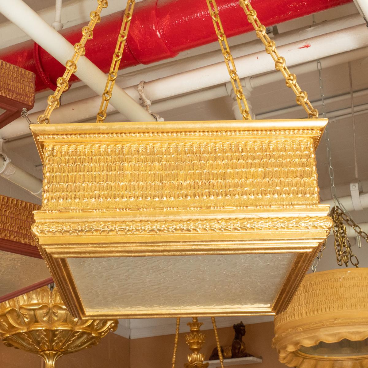 Américain Grand pendentif en bois doré à deux niveaux de Carlos Villegas en vente