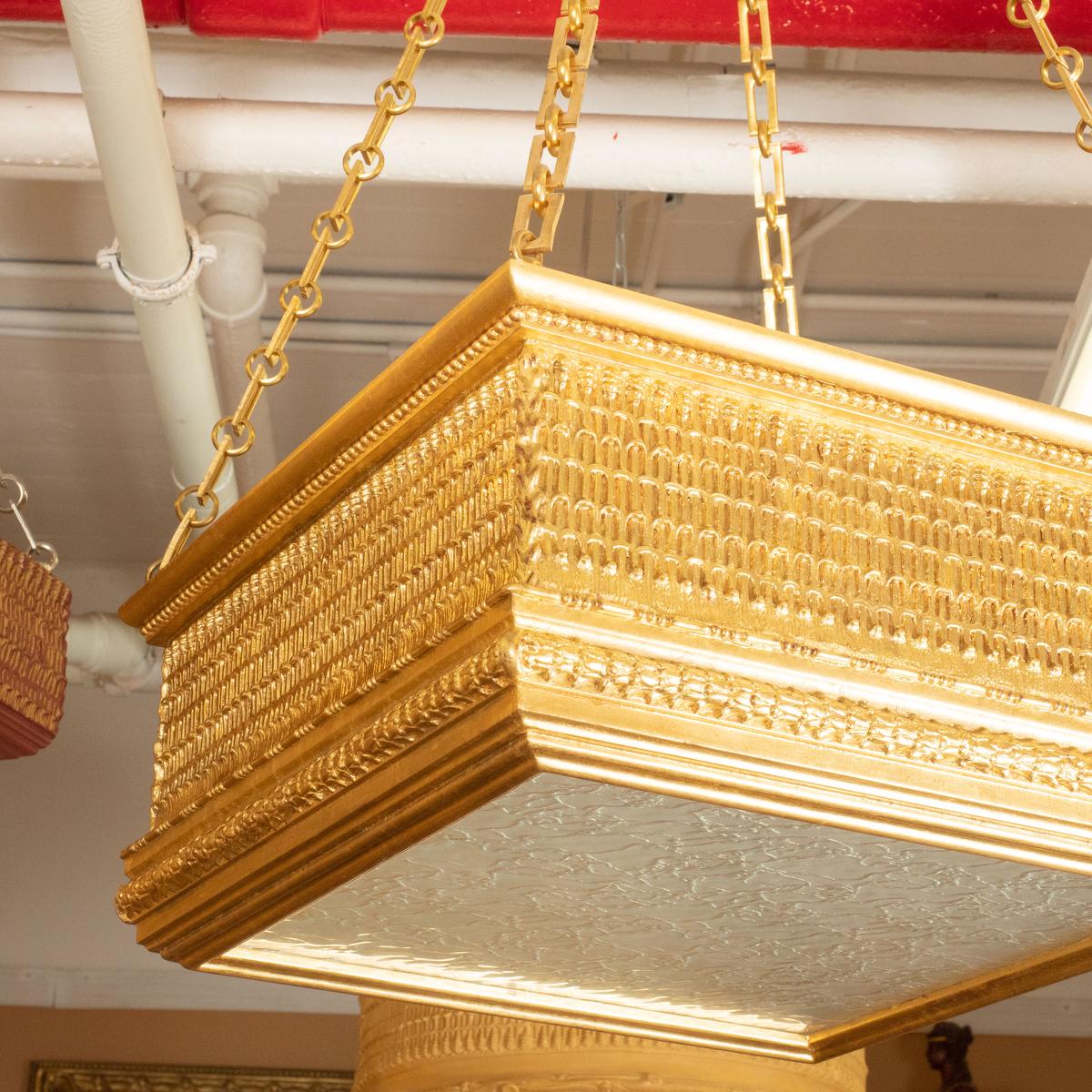 Grand pendentif en bois doré à deux niveaux de Carlos Villegas Excellent état - En vente à Tarrytown, NY