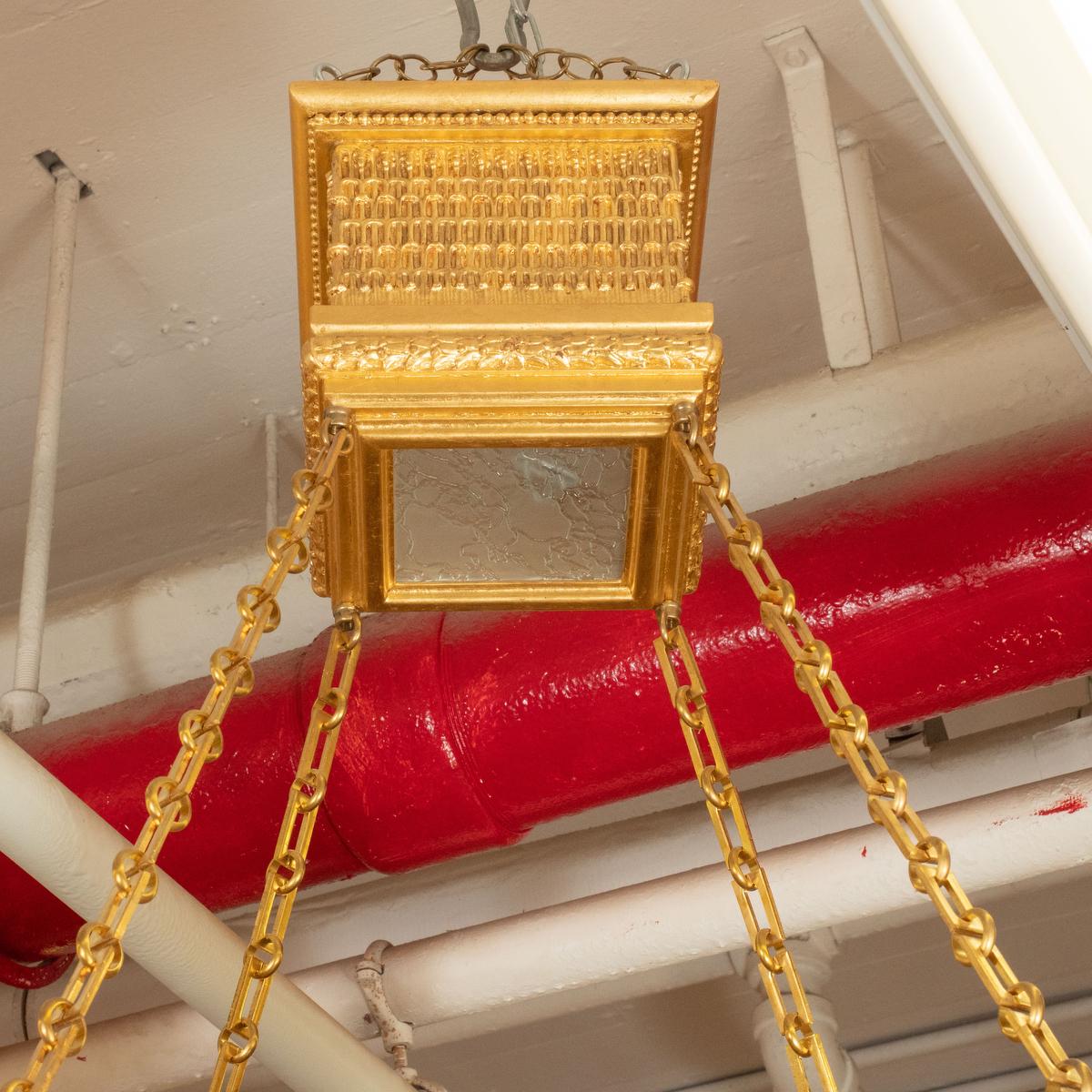 XXIe siècle et contemporain Grand pendentif en bois doré à deux niveaux de Carlos Villegas en vente