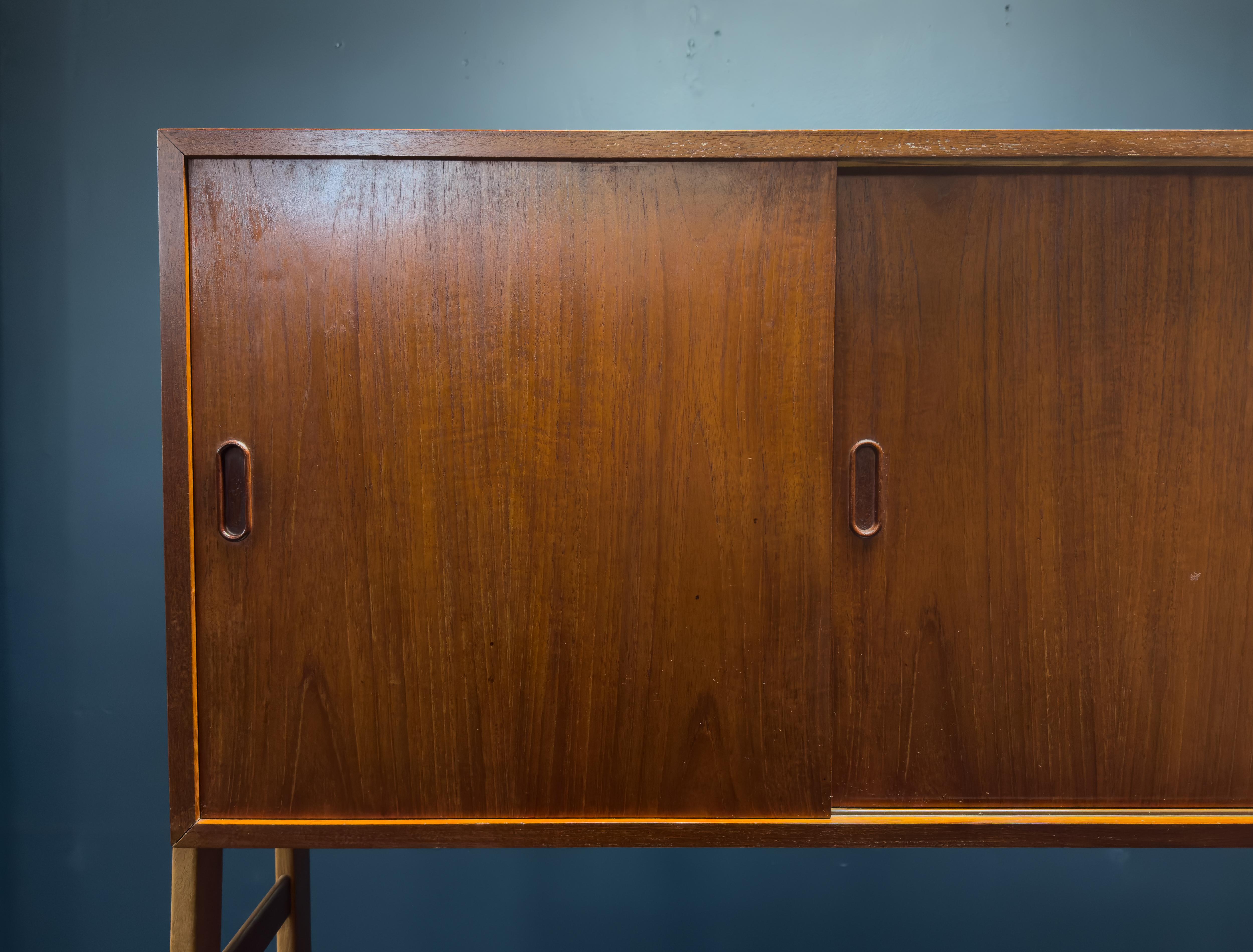 Mid-Century moderno Credenza grande a due piani in teak in vendita