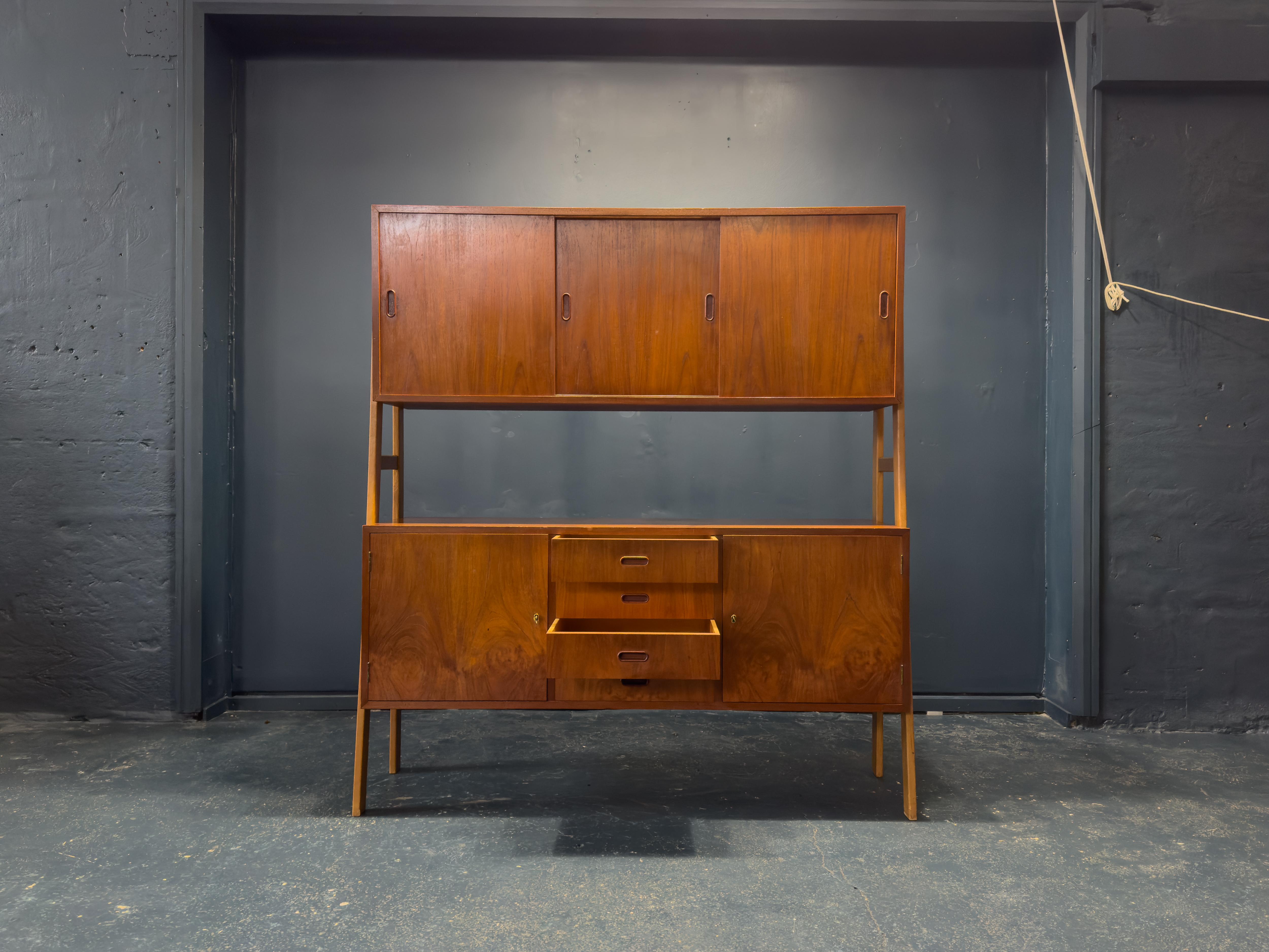 Metà XX secolo Credenza grande a due piani in teak in vendita