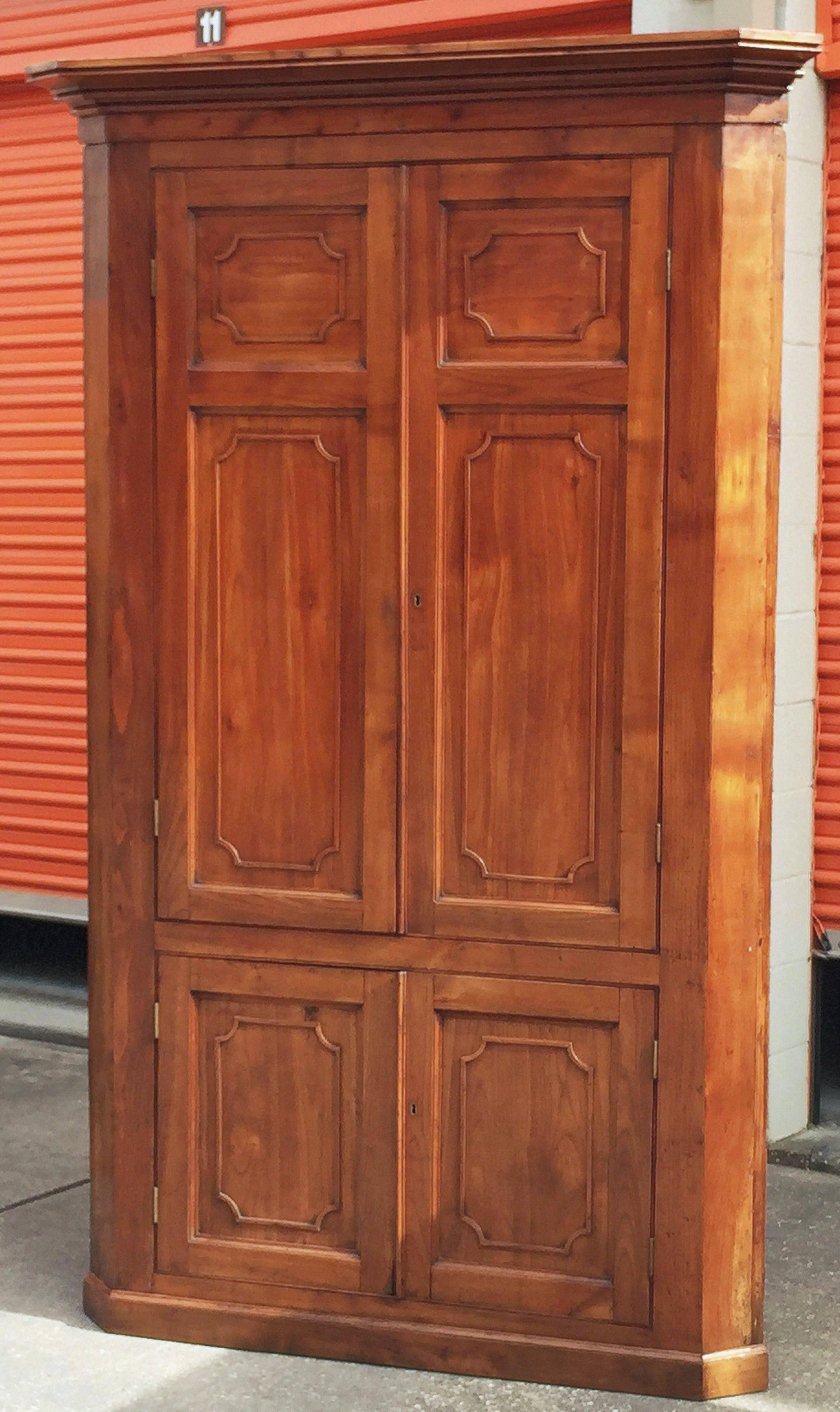 Großer zweistöckiger Eckschrank oder Schrank aus Kirschbaumholz mit getäfelten Türen (Französisch) im Angebot