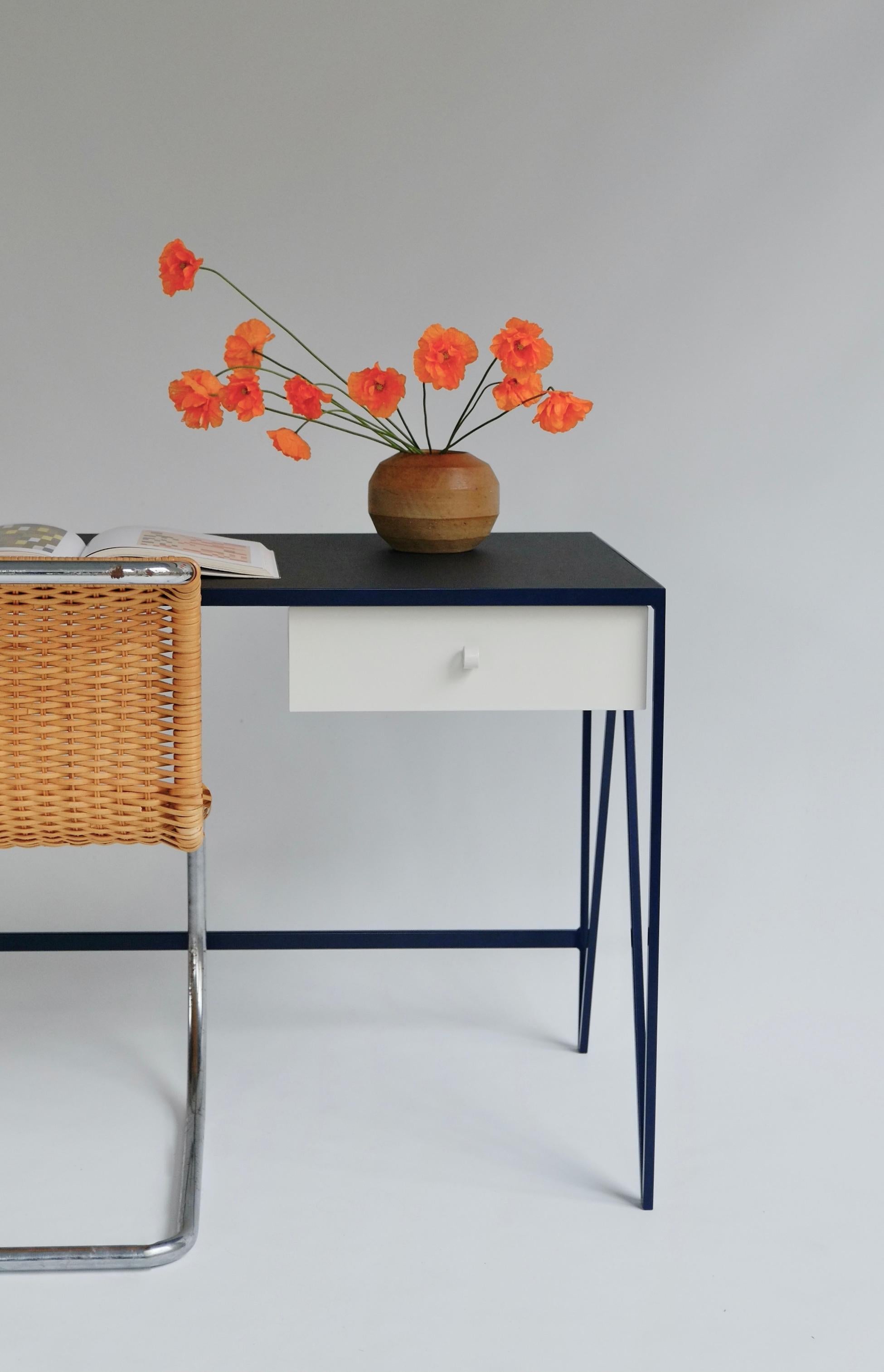 Großer zweifarbiger maßgeschneiderter Arbeitstisch mit Linoleumplatte und Schublade, anpassbar im Angebot 1