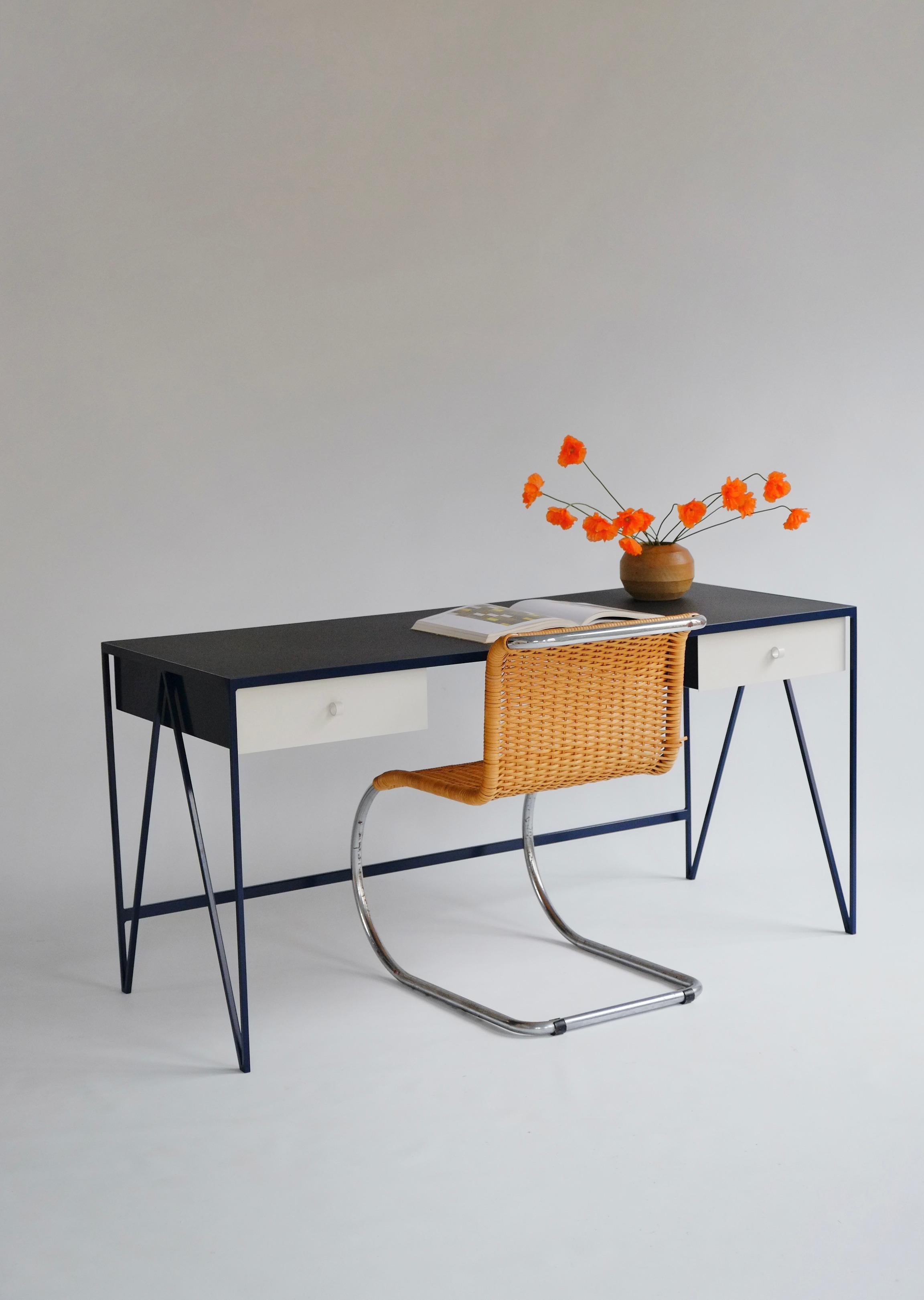 Großer zweifarbiger maßgeschneiderter Arbeitstisch mit Linoleumplatte und Schublade, anpassbar im Angebot 2