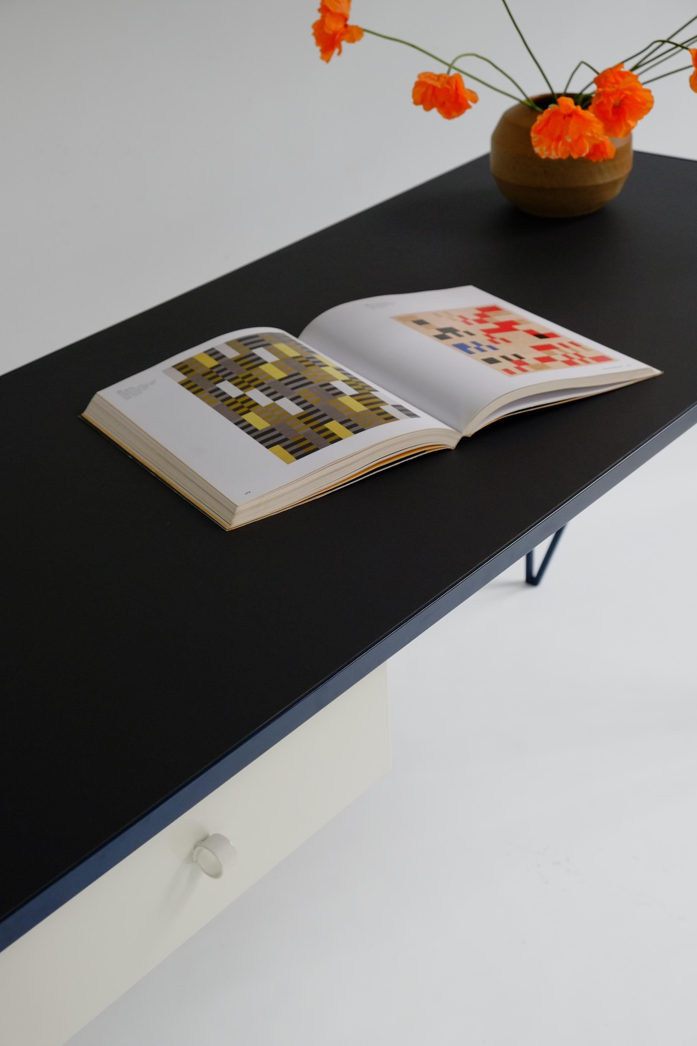 Großer zweifarbiger maßgeschneiderter Arbeitstisch mit Linoleumplatte und Schublade, anpassbar (Britisch) im Angebot