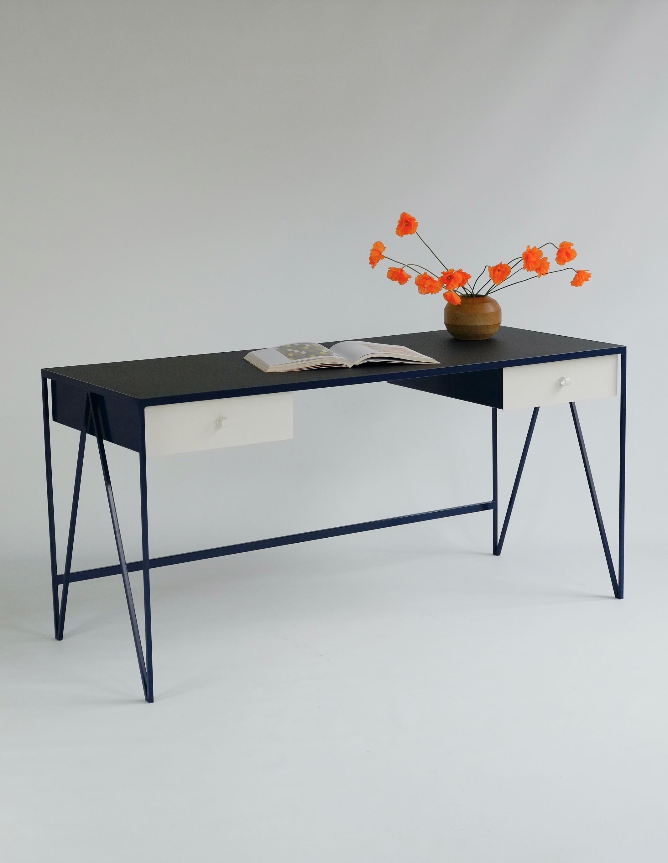 Großer zweifarbiger maßgeschneiderter Arbeitstisch mit Linoleumplatte und Schublade, anpassbar (Geschweißt) im Angebot