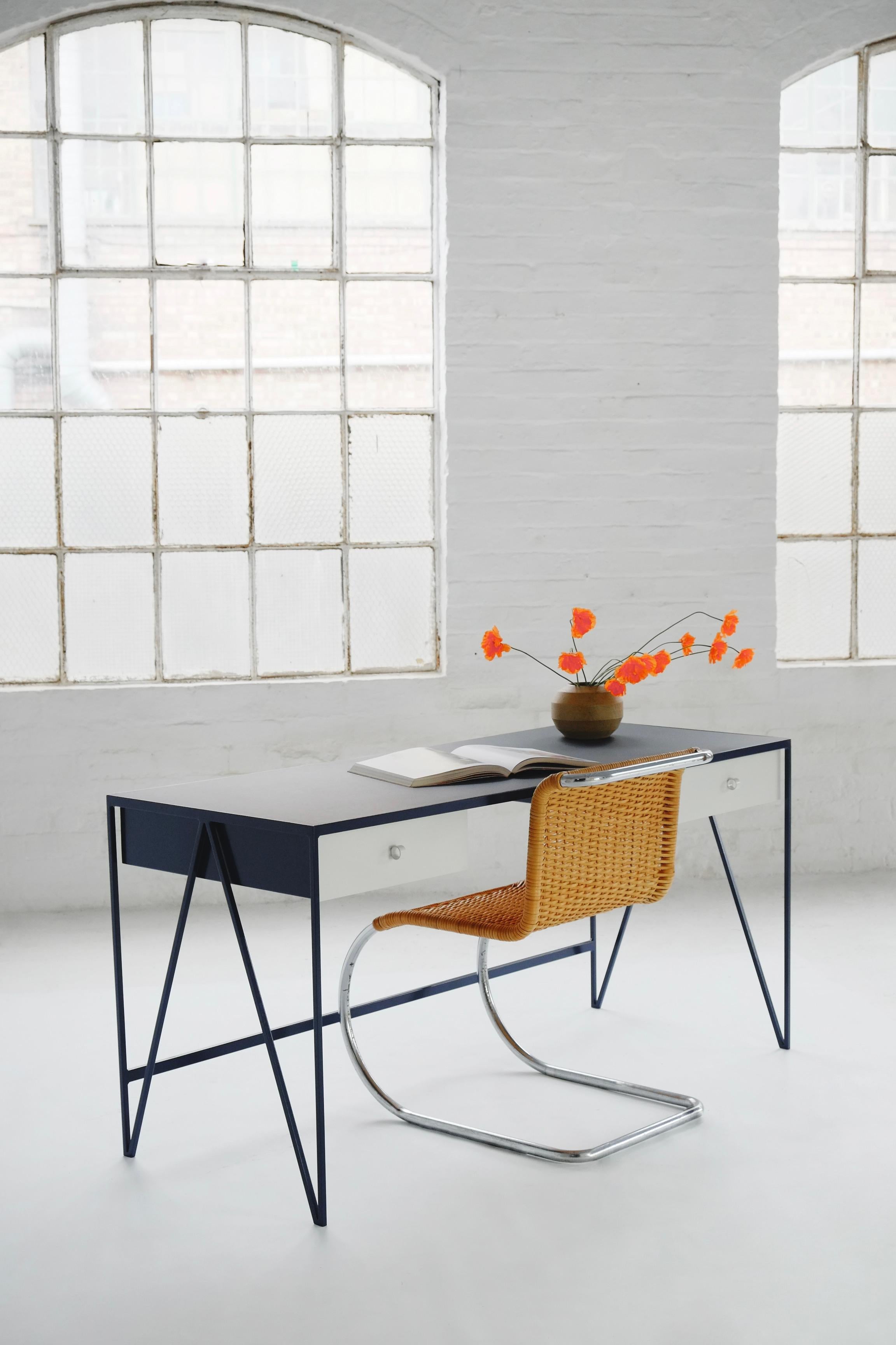 Großer zweifarbiger maßgeschneiderter Arbeitstisch mit Linoleumplatte und Schublade, anpassbar im Zustand „Neu“ im Angebot in Leicester, GB