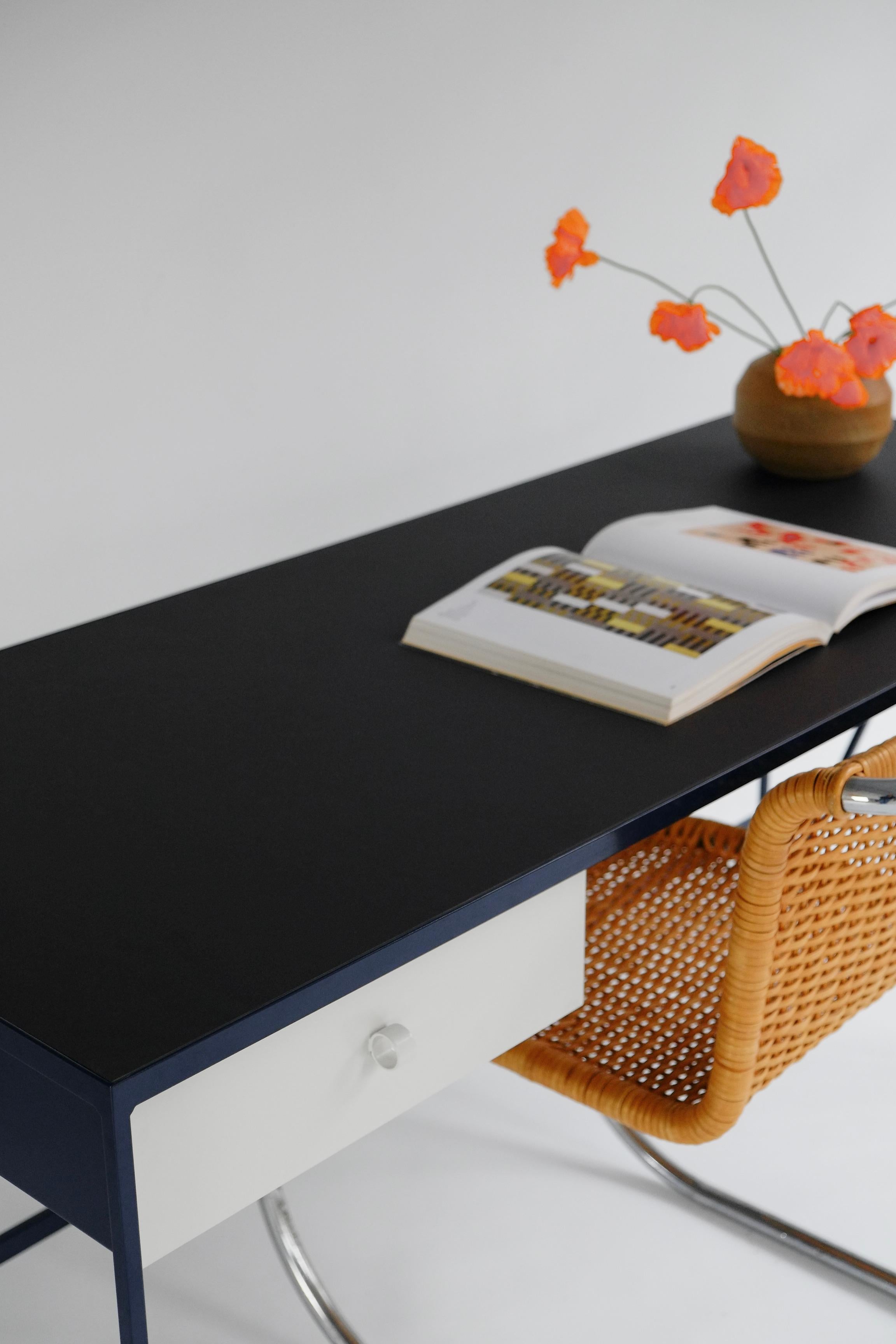 Großer zweifarbiger maßgeschneiderter Arbeitstisch mit Linoleumplatte und Schublade, anpassbar (Stahl) im Angebot