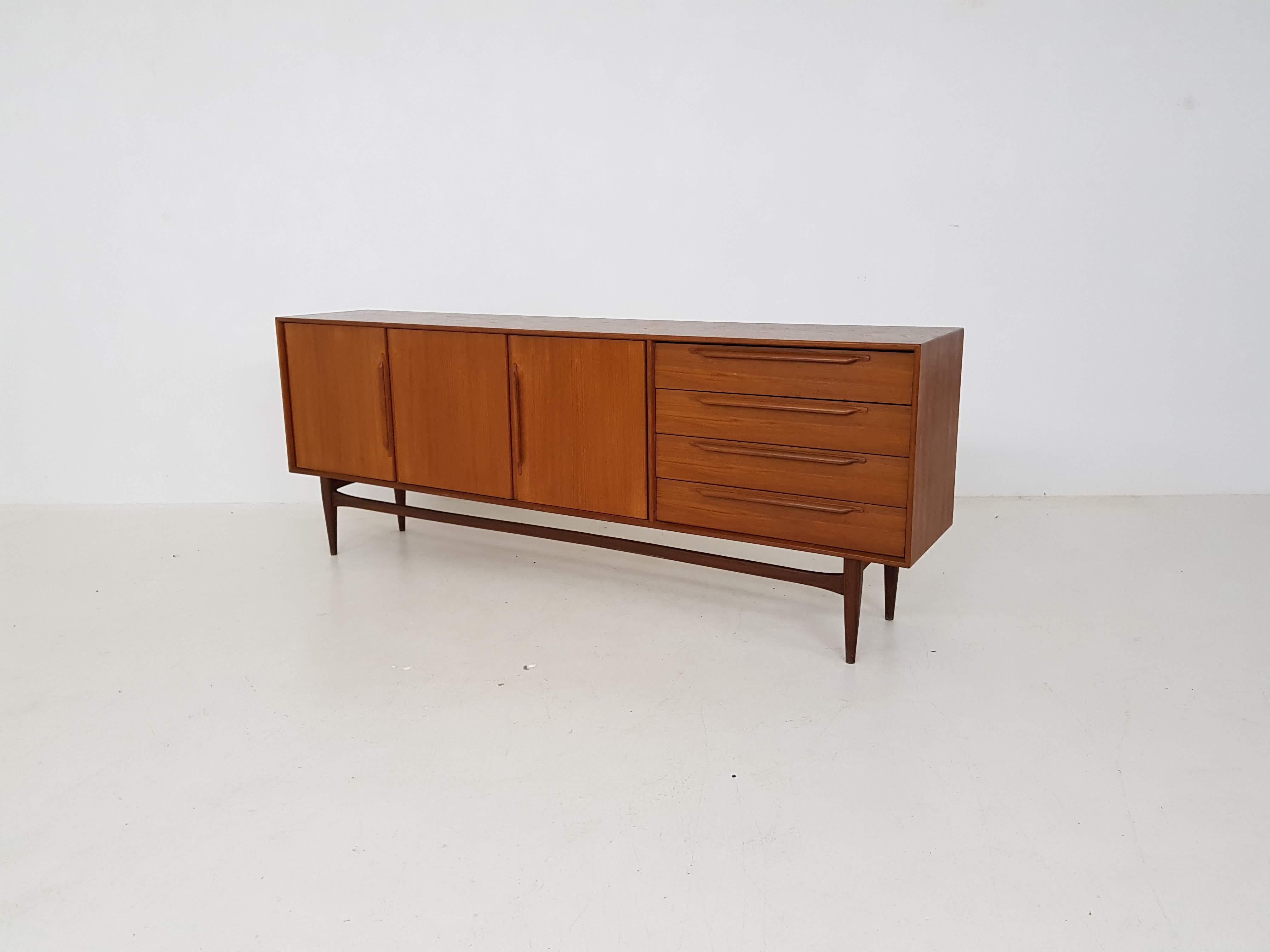 Large “Type 214” teak sideboard by Heinrich Riestenpatt / RT Möbel, Germany, 1960s.

German made sideboard in good condition and beautifully crafted. Soem traces of use. It is a fairly big credenza with its length of 225cm.

Heinrich Riestenpatt