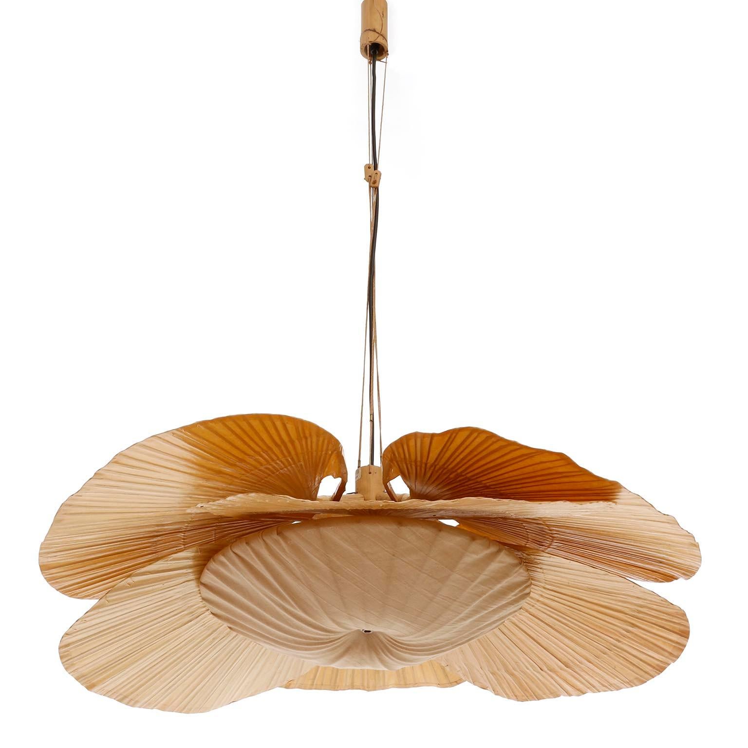 A large and sculptural ‘Uchiwa’ light fixture with six large rice paper palm shaped leaves connected to a bamboo shaft by Ingo Maurer, Germany, 1970s.
A very hard to find piece, especially in this very good condition.
This lamp was handmade of