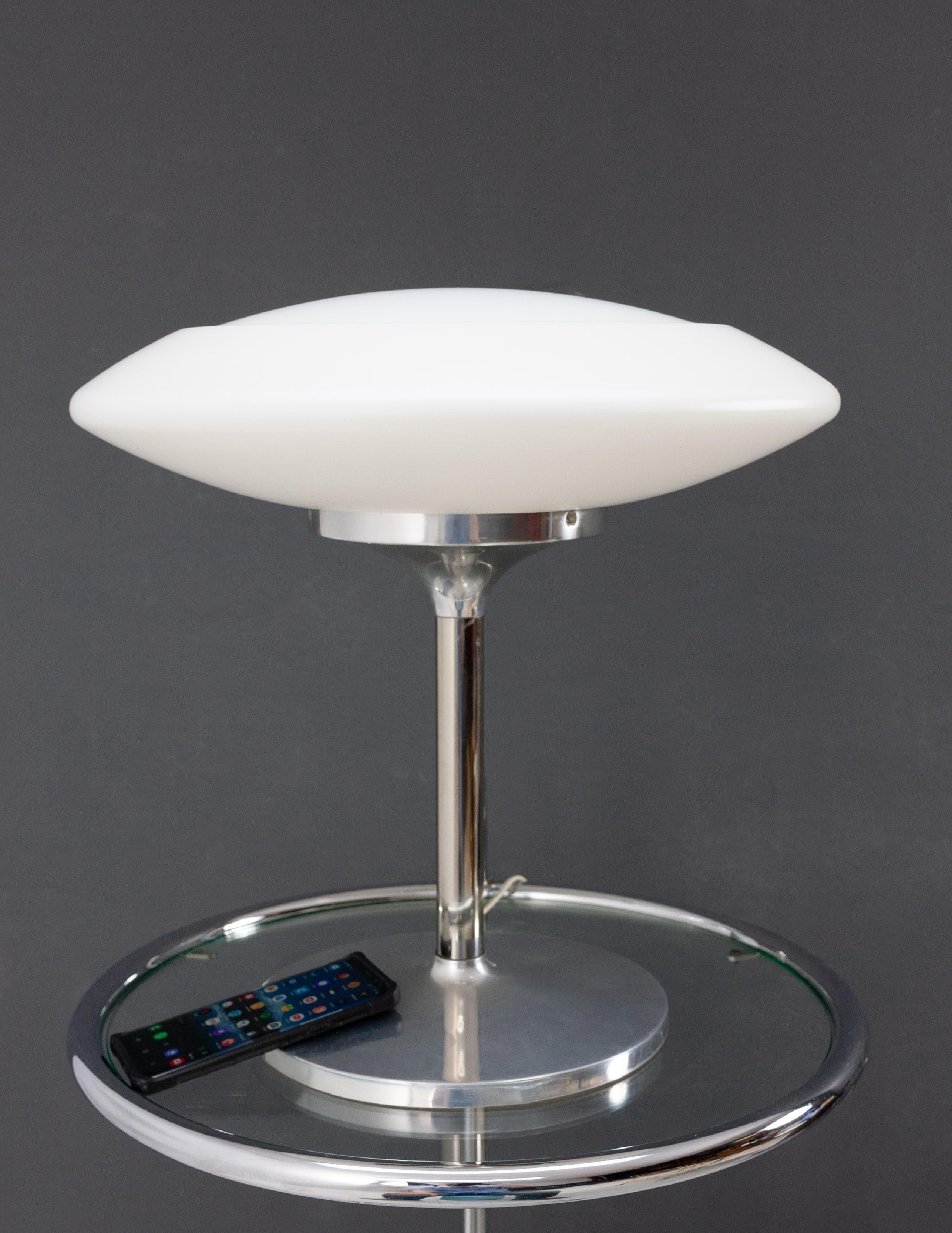 Love this lamp. Aluminum base comes with a large UFO Shaped milk glass shade, Peill & Putzler  1970s, Germany . When lit it gives a very nice glow. See photos. Good condition. One large E27 bulb.


   