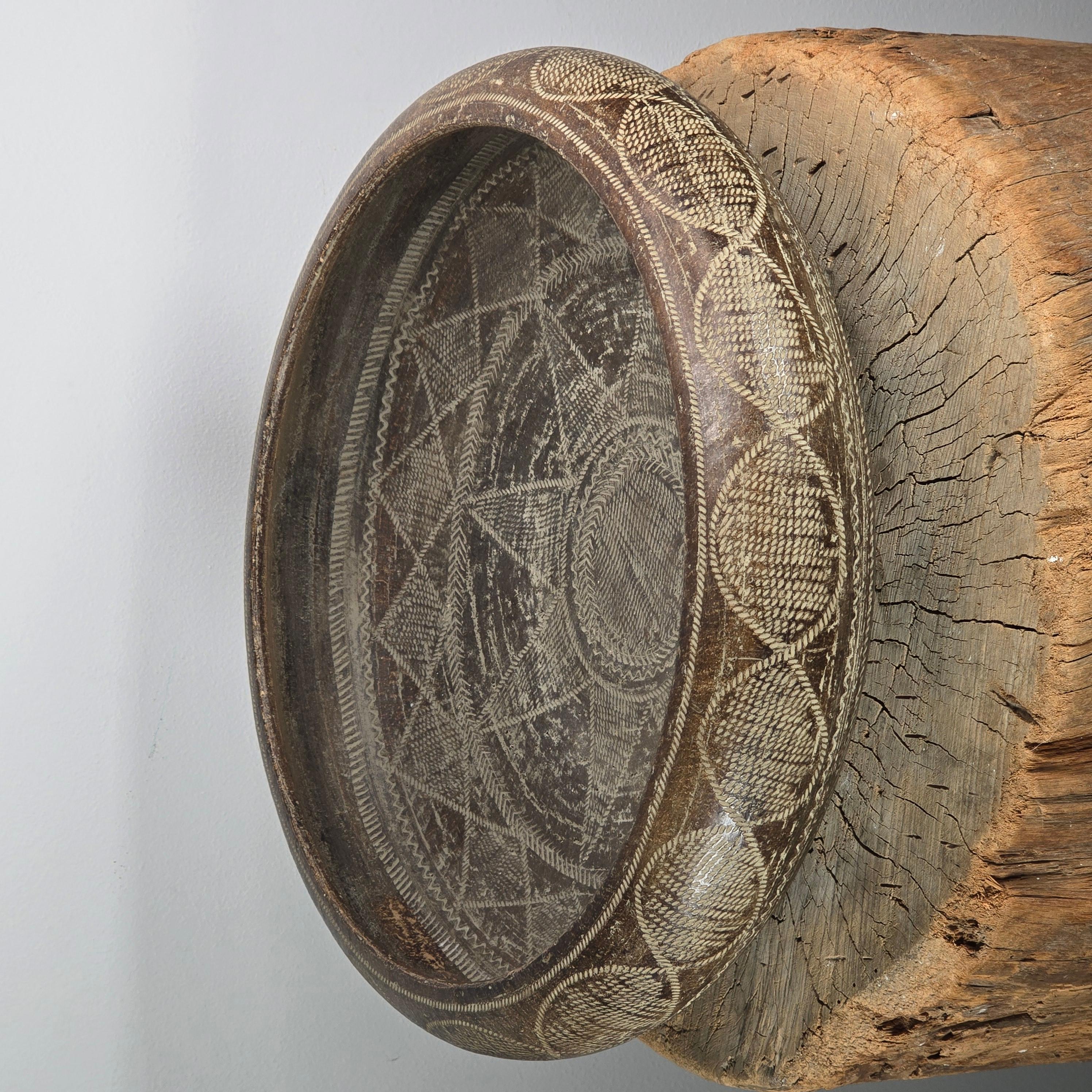 Grande coupe creuse de la taille d'un centre de table, réalisée par Ugo Zaccagnini vers 1960.  Le bol est fabriqué en pressant des cordons et des sgraffites sur une surface d'argile rugueuse et vieillie.    La finition du bol est une finition non