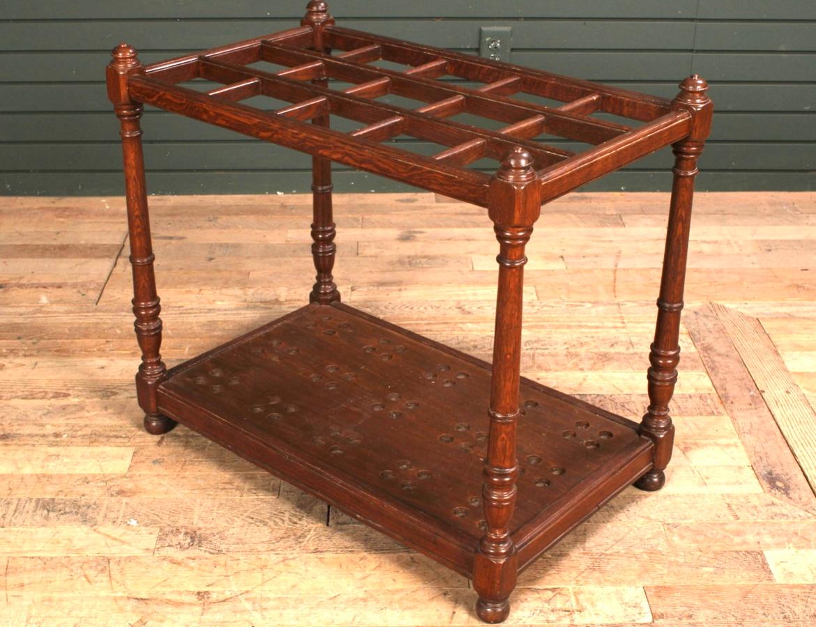 Un grand porte-parapluies en bois sculpté avec 15 compartiments, les poteaux d'extrémité sont torsadés avec des fleurons et la base a des niches pour contenir les pointes des parapluies. Parfait pour un restaurant ou un hôtel. Français vers 1870. 