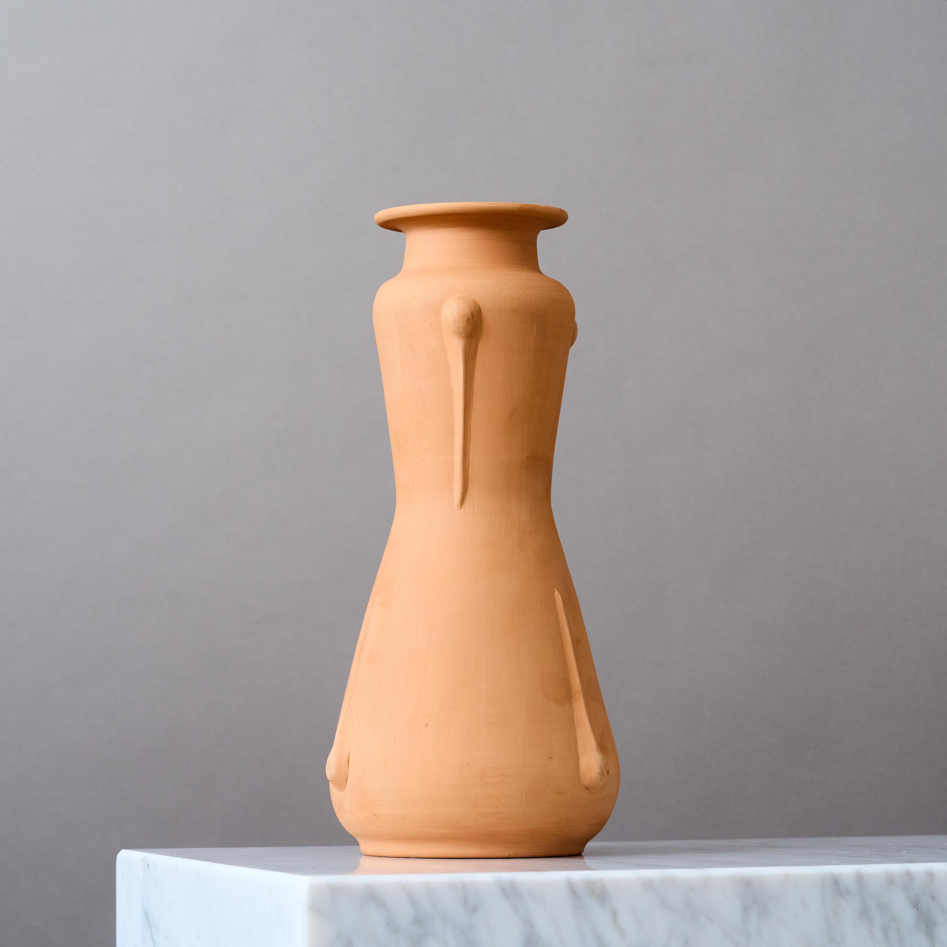 A beautiful unglazed terracotta Art Deco vase. 
Designed by Ewald Dahlskog for Bo Fajans (Bobergs Fajansfabrik), Sweden, 1930s.

Great condition, no chips or cracks. Please note that it's not a good idea to have water in this vase as the ceramic
