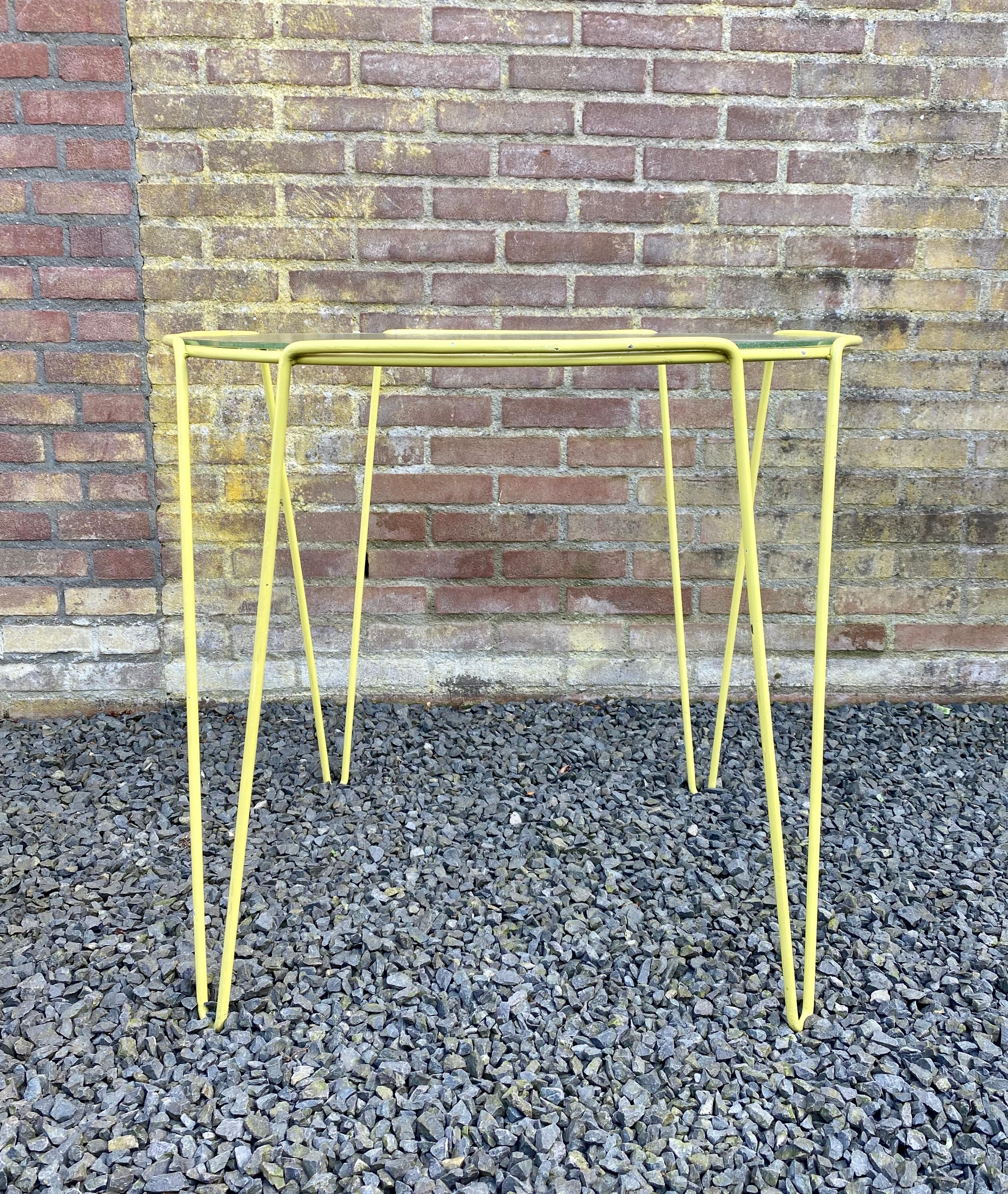 Rare table d'appoint en métal laqué jaune et verre conçue par Arnold Bueno de Mesquita pour Spurs vers 1955. De Mesquita a été l'un des initiateurs de la fondation néerlandaise Goed Wonen en 1946, qui a promu la nouvelle façon de meubler la maison.