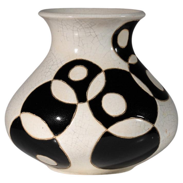 Large unidentified beige and black ceramic vase - J656