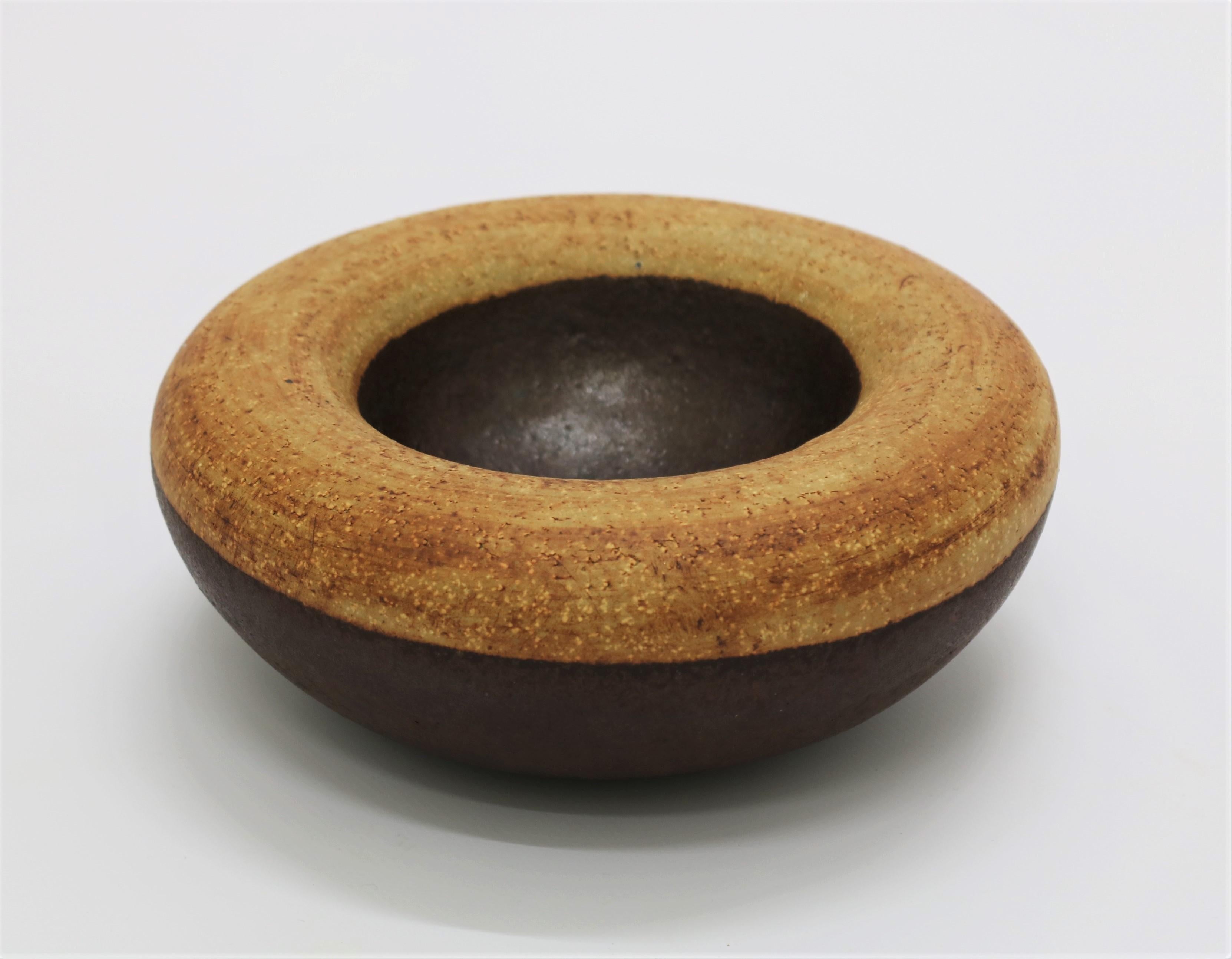 Early work by Danish/Turkish ceramic artist Alev Siesbye. Large Unique stoneware bowl in organic form with brown/yellow earth colours and semi-glaze. Made in the early/mid 1960s.
Signed 