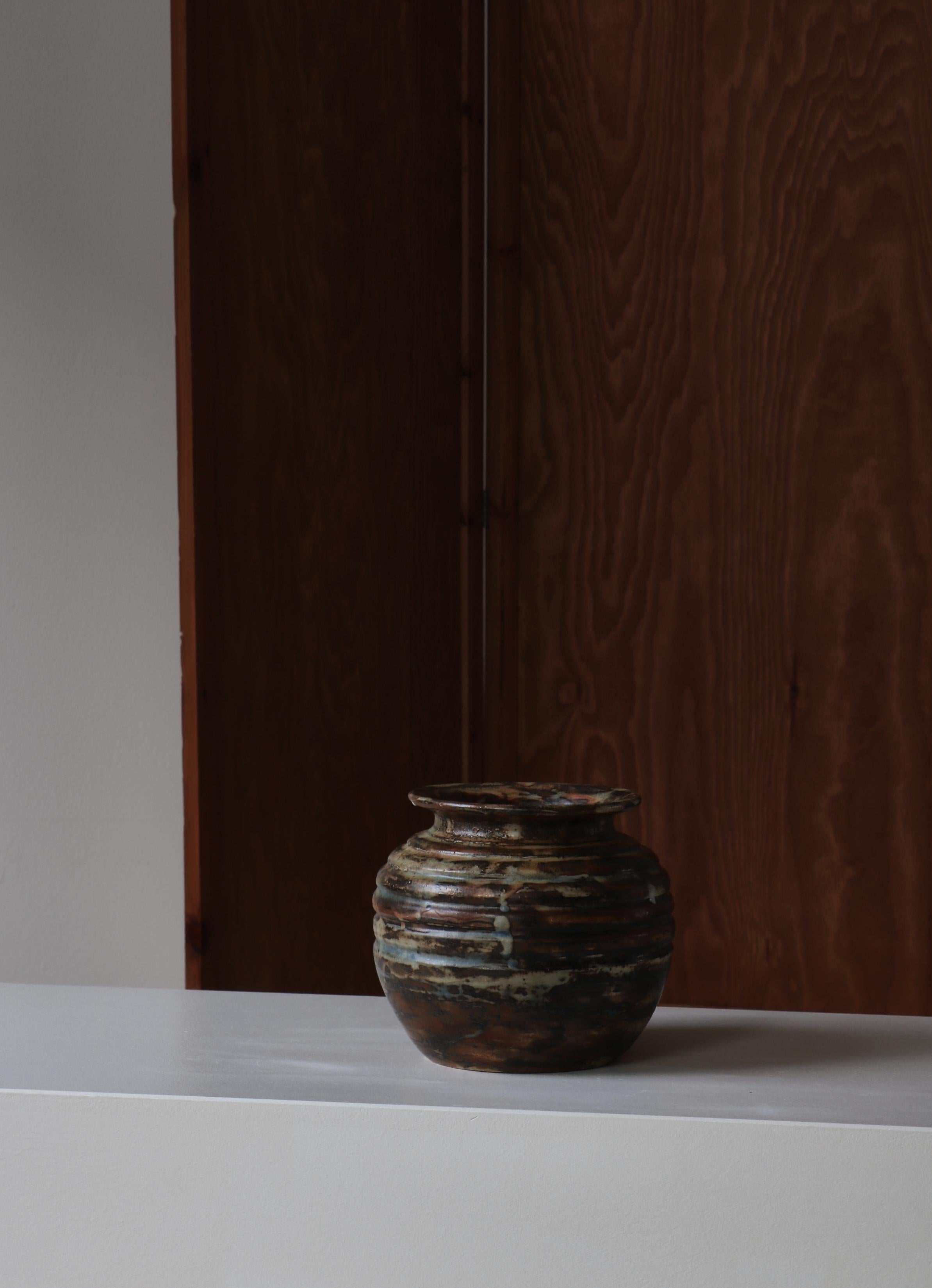 Grand et beau vase en grès de l'artiste céramiste danois Bode Willumsen. Cette pièce unique a été fabriquée à la main dans son propre Studio dans les années 1920-30. Vase tourné, brut et lourd, avec une glaçure Sung très expressive. Signé par le