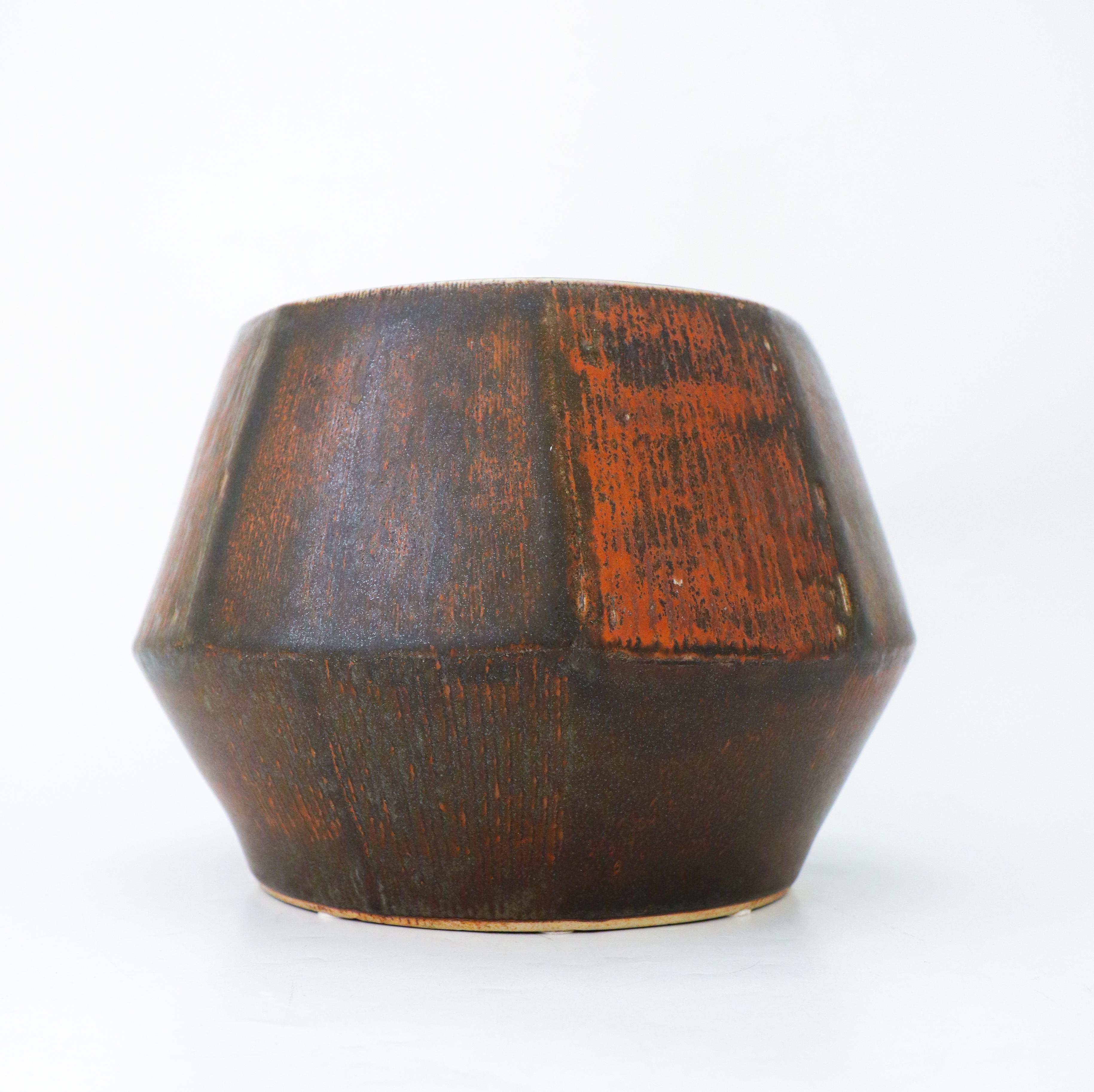 A large unique brown flower pot or bowl designed by Carl-Harry Stålhane at Rörstrand, it is 27,5 cm (11