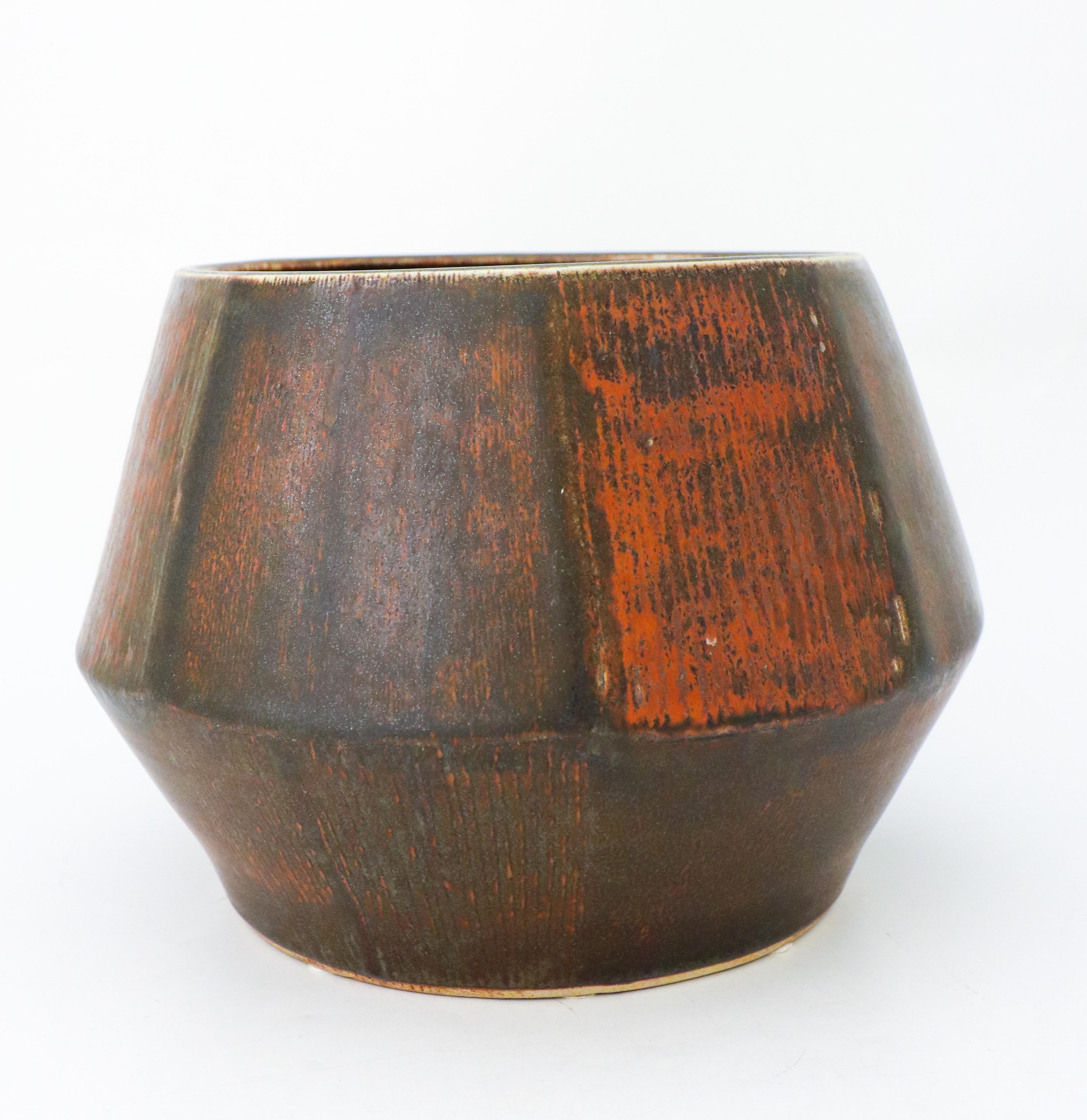 Vernissé Grand pot unique de couleur Brown - Carl-Harry Stålhane - Rörstrand - Milieu du 20e siècle 1961 en vente