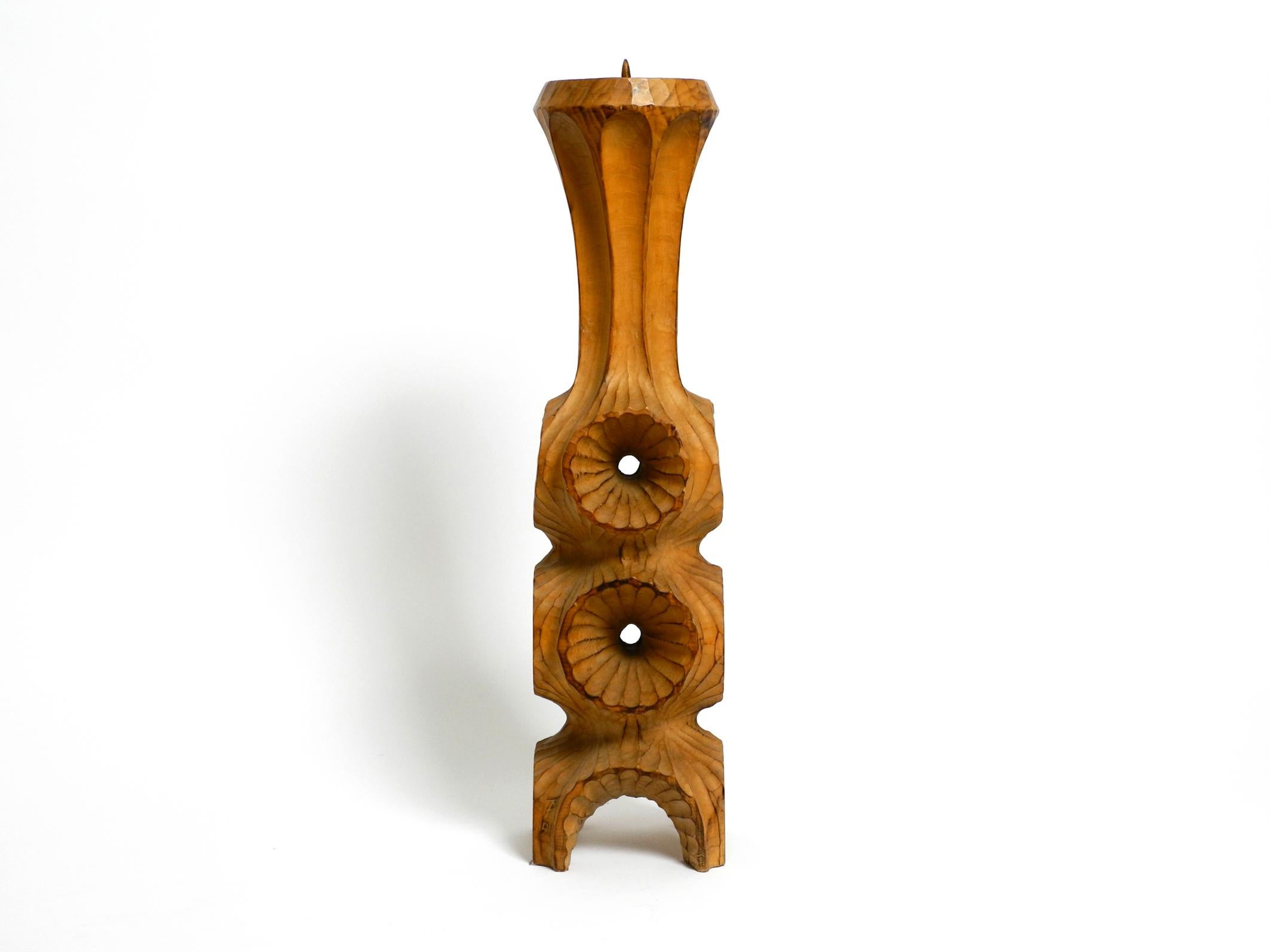 Large, rare, unique hand-carved basswood candlestick.
Made in Germany. On the bottom is a P and the date 1977.
In massive abstract brutalist design.
Very stable hold without damage. 100% original condition.
No wax residue to be seen on the entire