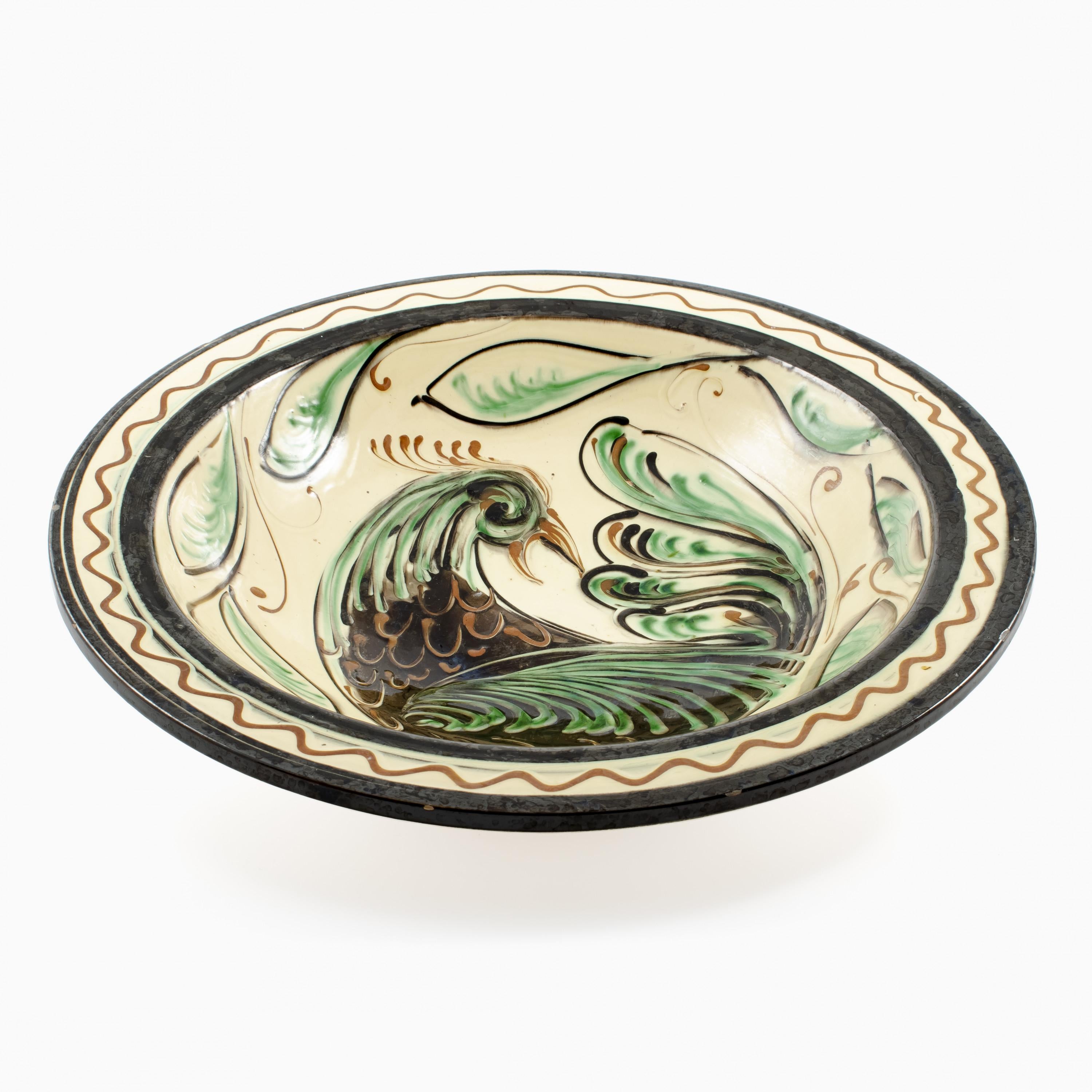 Large unique ceramic dish, Art Nouveau.
Design Julia Kabel for Kähler approx. 1910 - 1920.
Glaze with polychrome, decorated with birds and foliage.

Good condition. 
Minor defects of glaze on the edge.
 