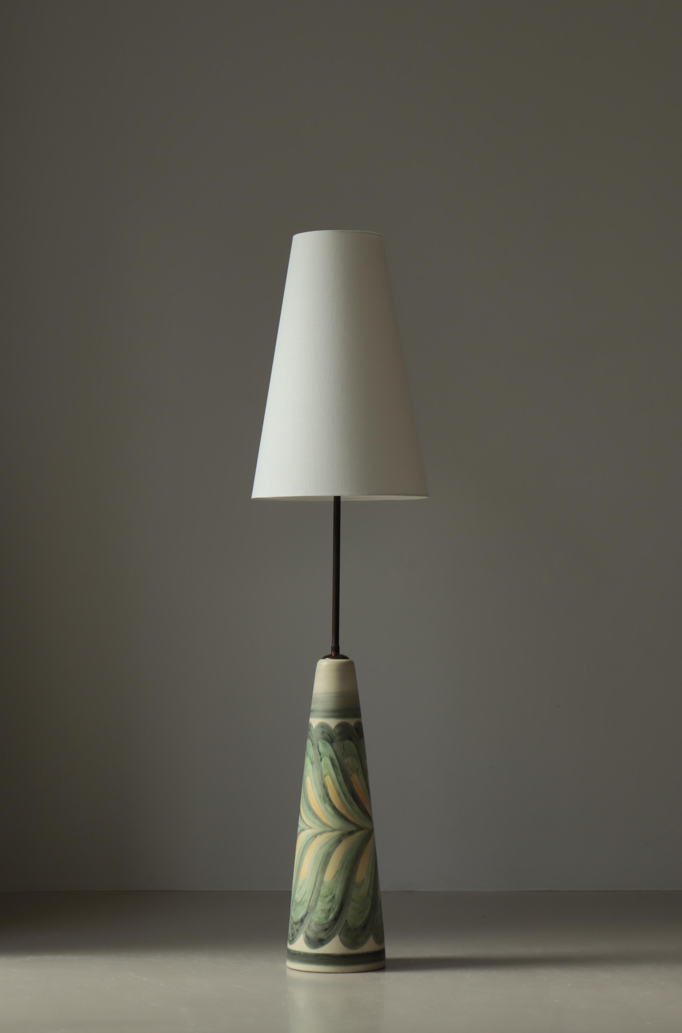 Stunning hand painted floor lamp from the 1960s by Danish artist Rigmor Nielsen at Søholm ceramics workshop, Bornholm. The poetic abstract pattern in light shades on the base is simply amazing and is only found on this unique example. Each of these