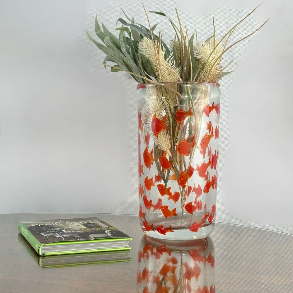 Grand vase Murano du milieu du siècle, unique en son genre, représentant un poisson rouge, ca. 1960-1965.
Grand vase spécial en verre de Murano avec motif de poisson rouge. Une pièce datant des années 1960. Décorative et atmosphérique, toute fleur