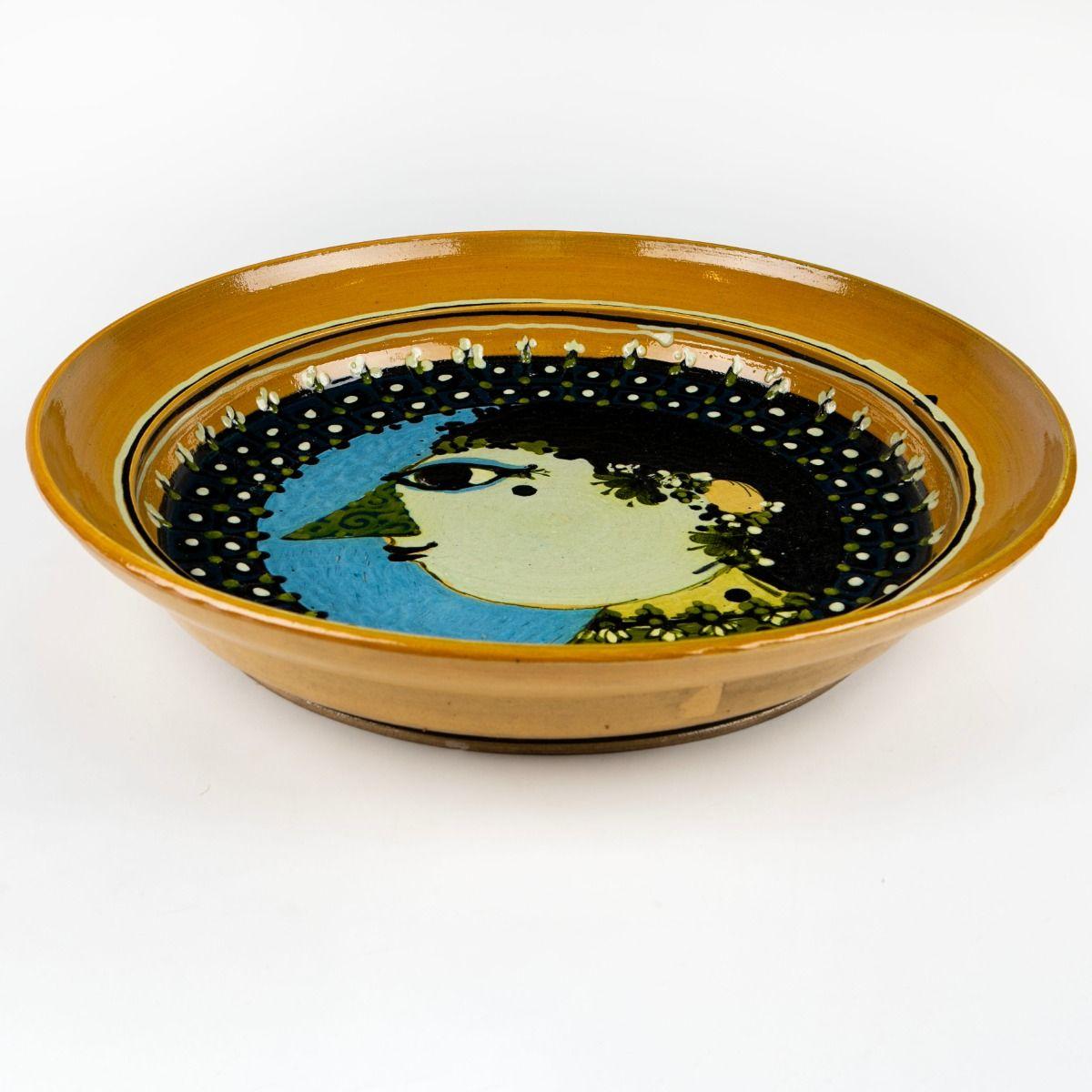 Bjørn Wiinblad (1918-2006)
Raro, grande piatto unico in ceramica, dipinto a mano dallo stesso Bjørn Wiinblad, che lo rende un prezioso pezzo da collezione e un esempio eccezionale delle sue opere in ceramica più personali e artistiche del