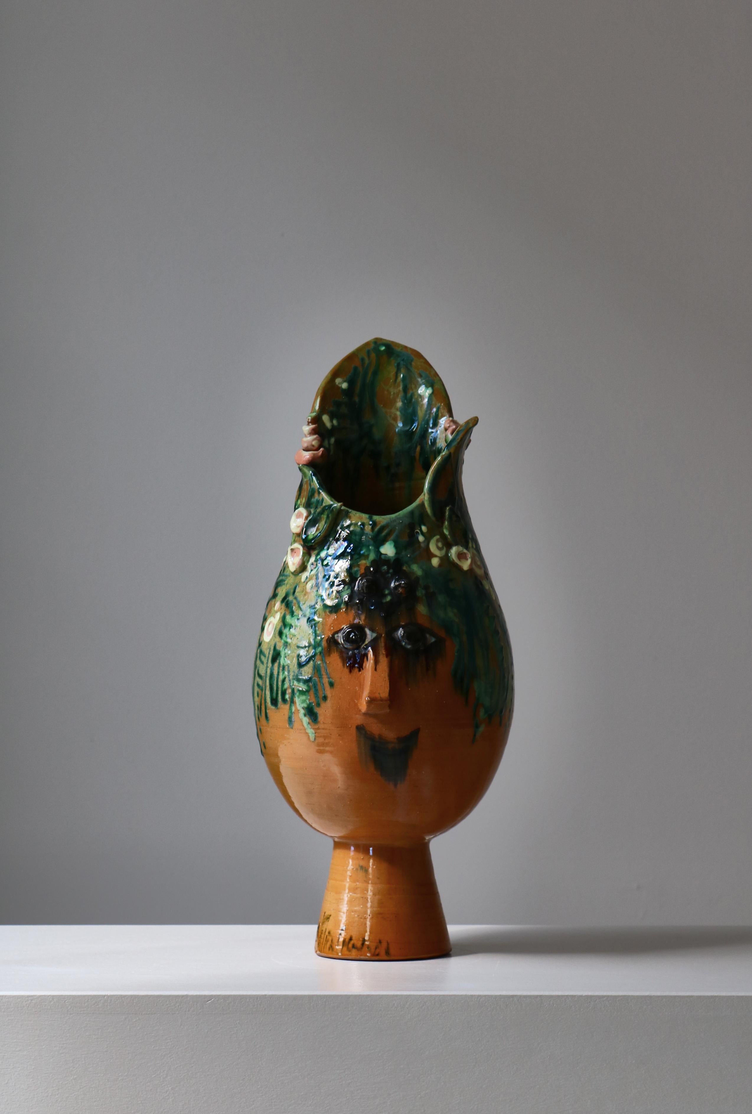 Wonderful unique head vase handmade by Bjørn Wiinblad in 1961. Decorated in polychrome glazed earthenware. Very rare and early piece by one of Denmarks finest artist of the 20th century and a Danish Modern icon.
Similar head exhibited at 