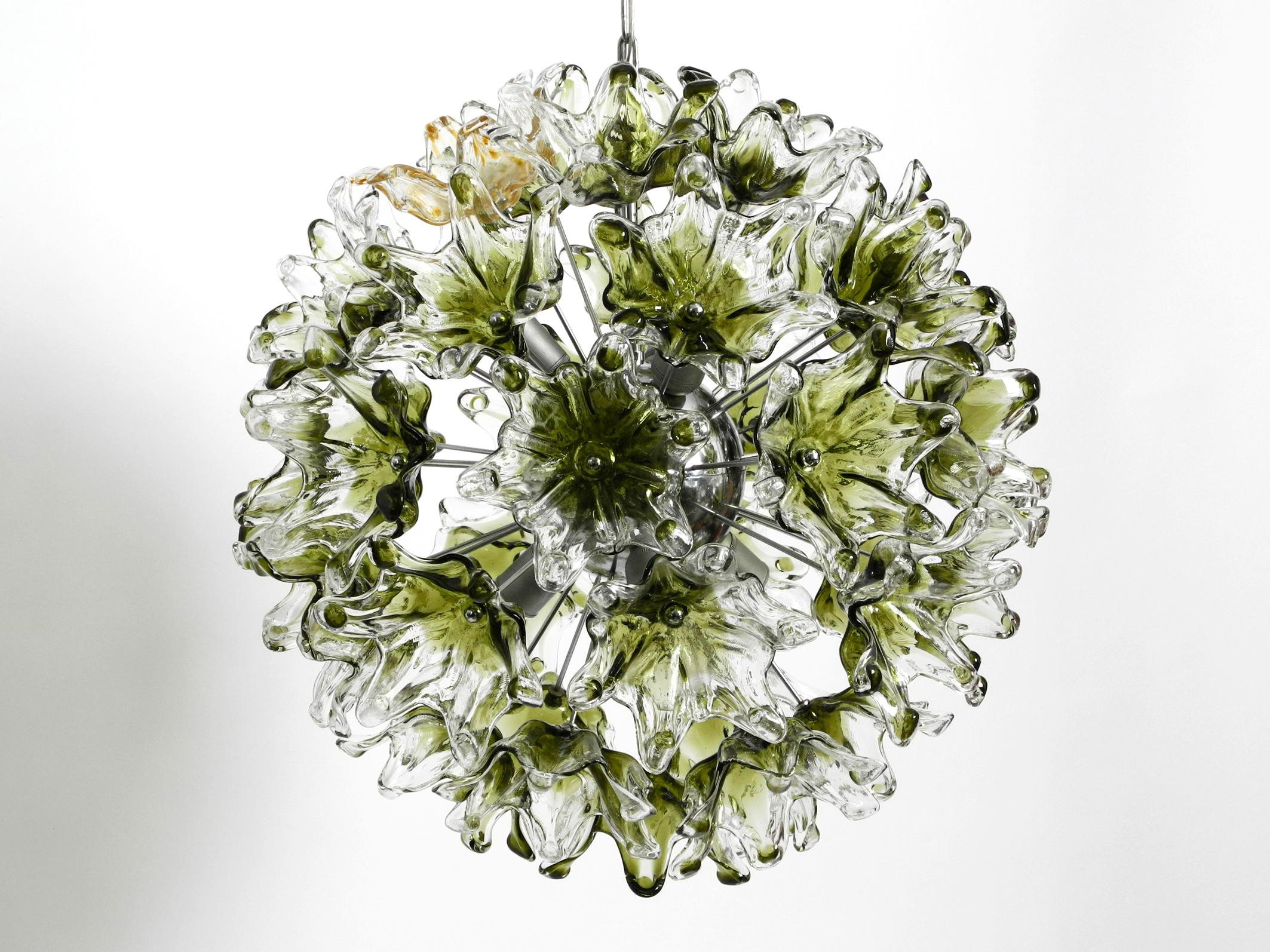 Unique, très rare, énorme lampe suspendue ou lustre original des années 1960.
Fabriqué par VeArt. Fabriquées en Italie.
Cadre en métal chromé avec un verre soufflé vert teinté à la main.
Abat-jour en verre de Murano en forme de fleurs.
Très haute