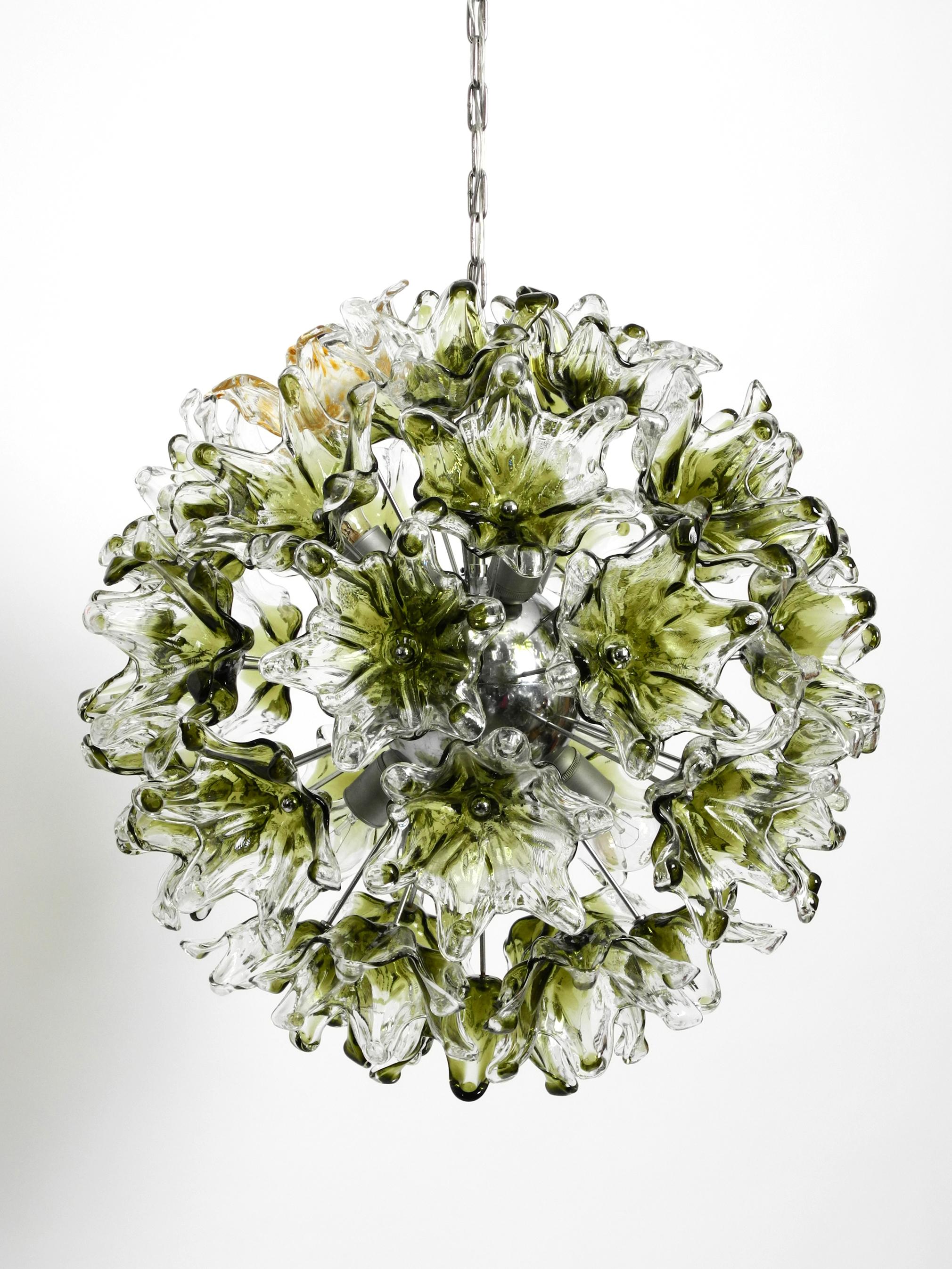 Große, einzigartige italienische XXL-Hängelampe aus den 1960er Jahren mit Blumen aus Muranoglas von VeArt (Space Age) im Angebot