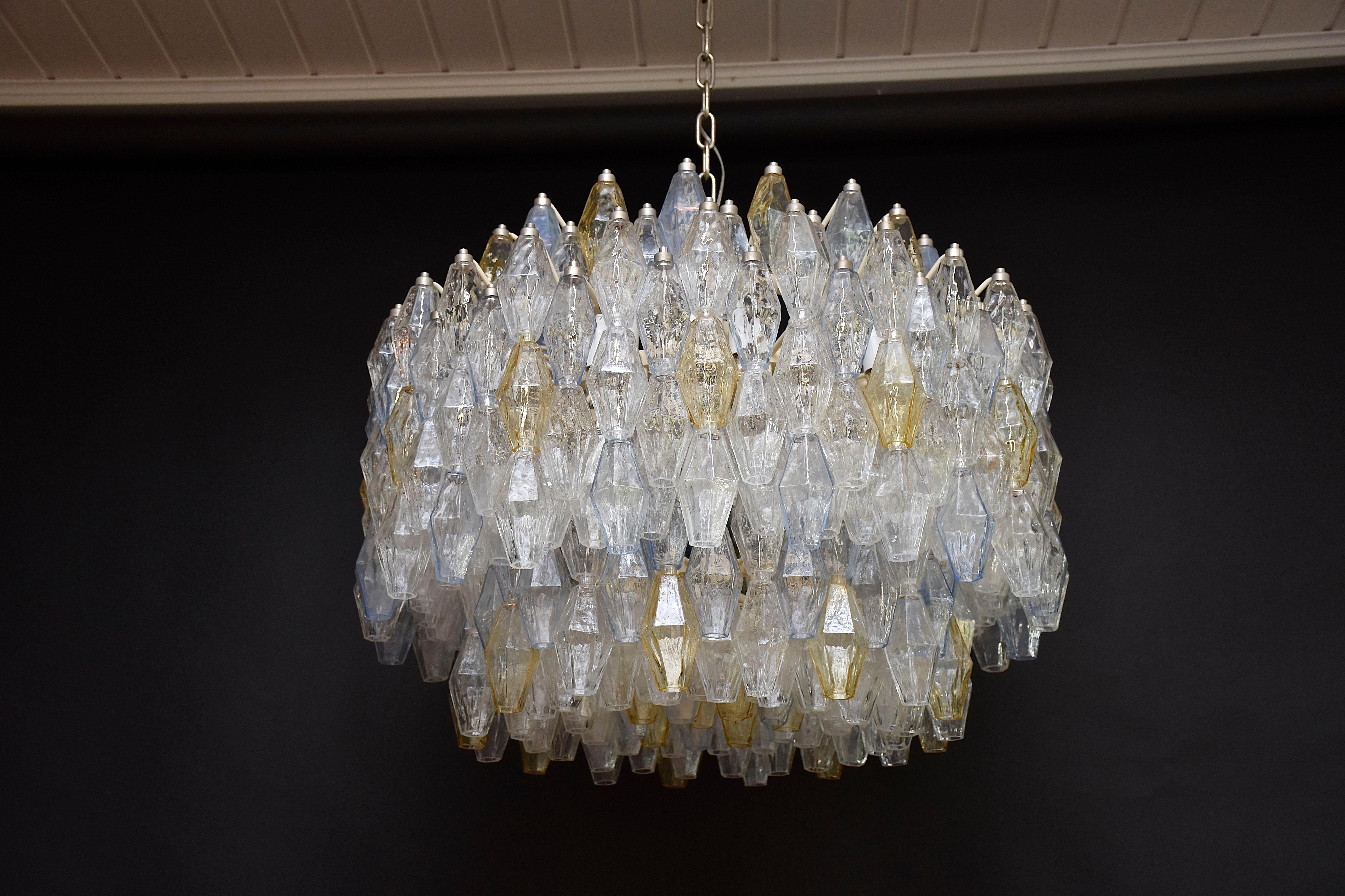 Un lampadario di Murano molto bello, unico e originale, progettato dall'architetto italiano Carlo Scarpa per Venini Murano. Con pezzi di Murano soffiati a stampo 