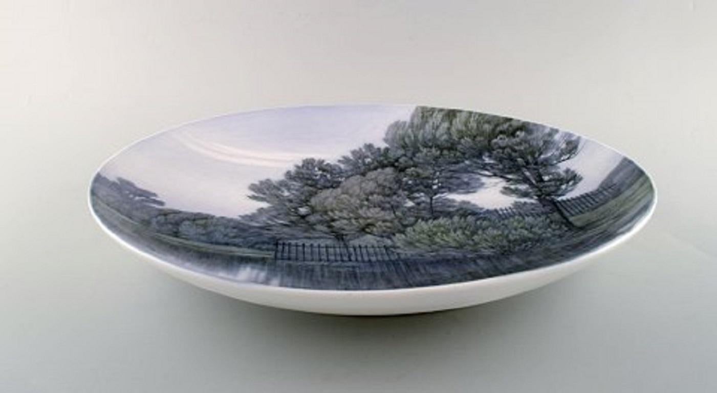 Large unique Royal Copenhagen dish by Stephan Ussing.
Beautiful hand painted landscape.
Factory first, in good condition.
Measure: 40 cm. in diameter.