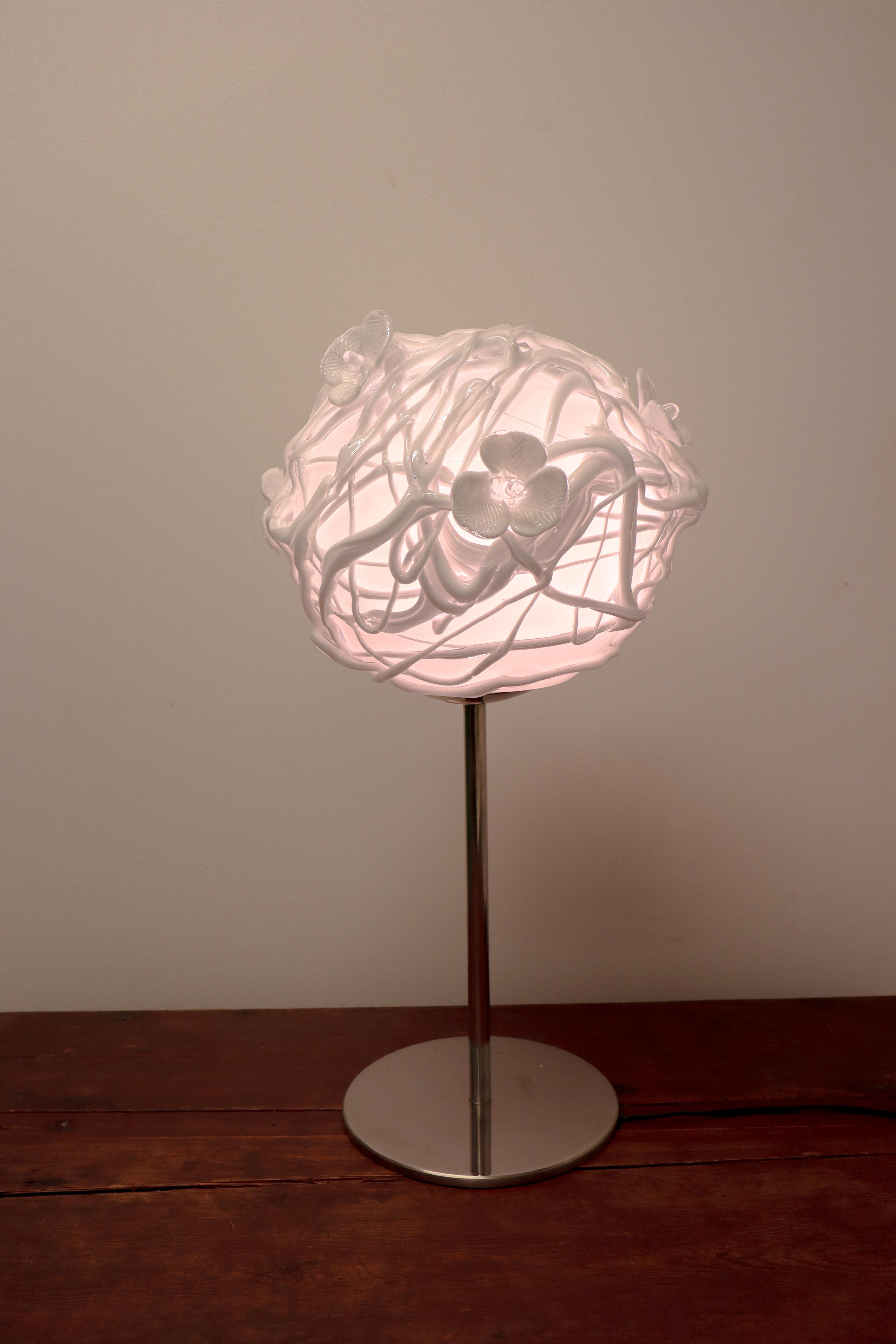 Grande lampe de table unique blanche - Verre d'art avec fleurs - Eva Darpö en vente 4
