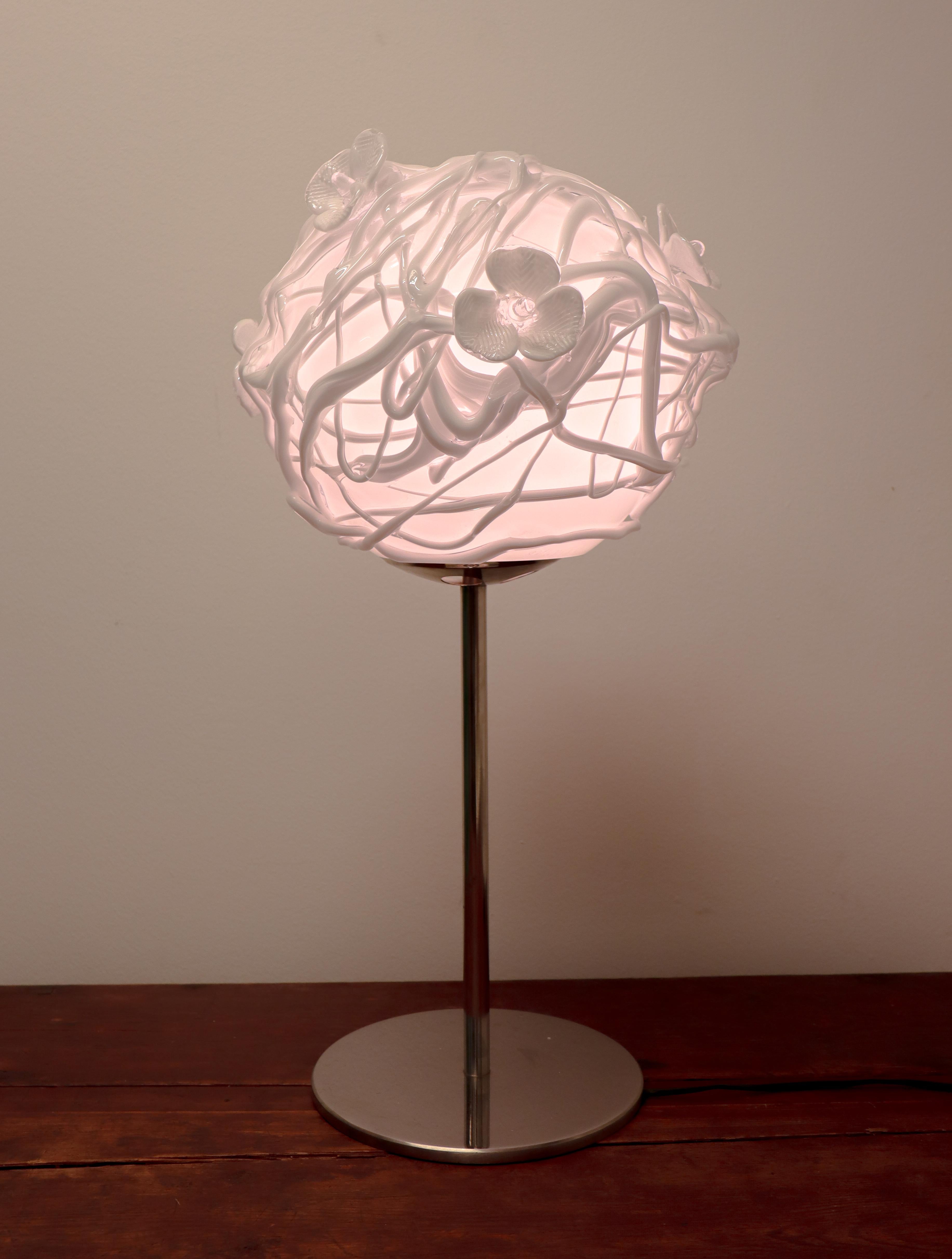 Grande lampe de table unique blanche - Verre d'art avec fleurs - Eva Darpö en vente 5