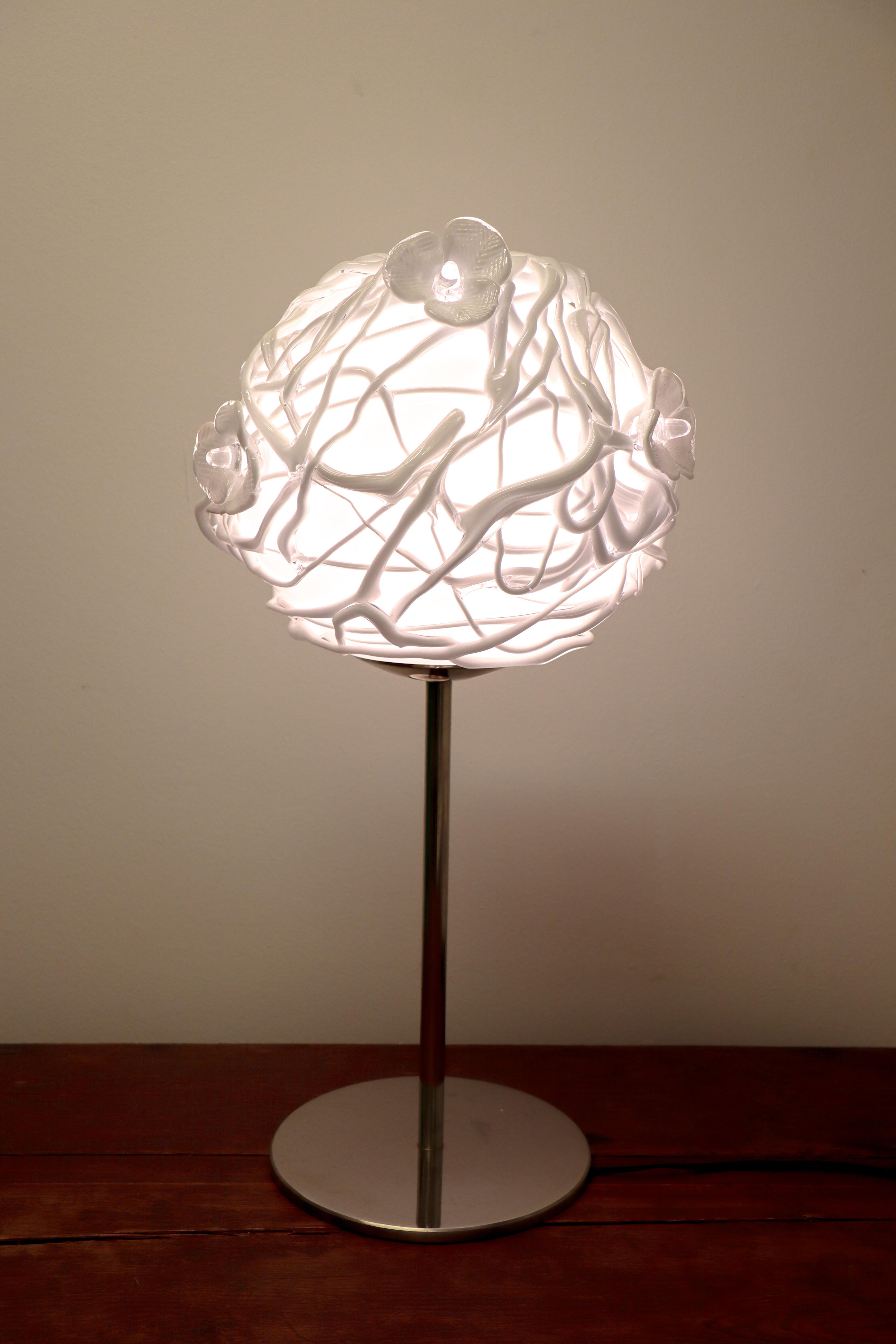 Grande lampe de table unique blanche - Verre d'art avec fleurs - Eva Darpö en vente 7