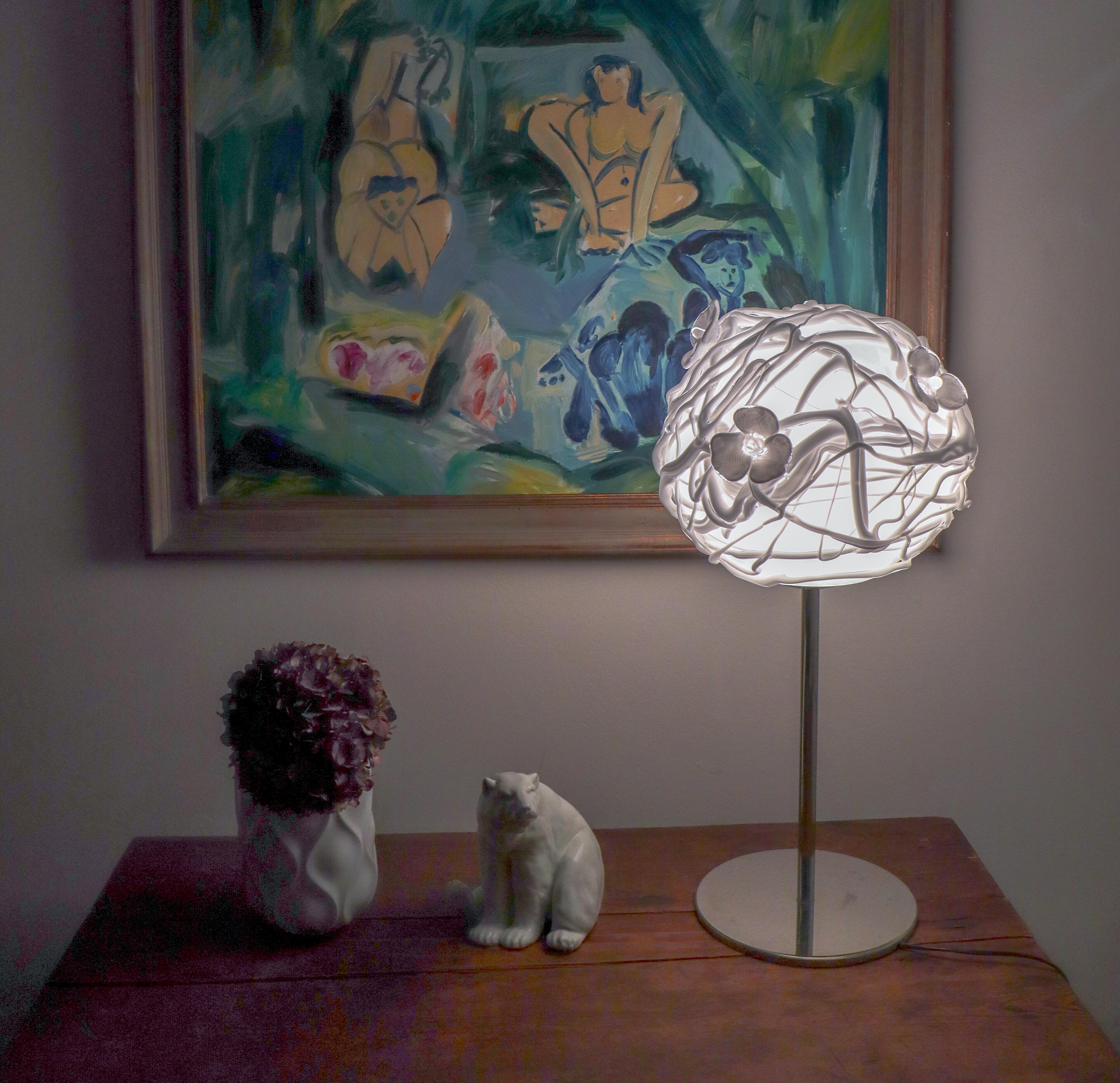 Une lampe de table Whiting avec un joli globe en verre d'art blanc. La lampe mesure 70 cm de haut et environ 35 cm de diamètre. Le pied est en métal, le globe est signé Eva Darpö en dessous. Il est en très bon état, il donne une belle lumière et il