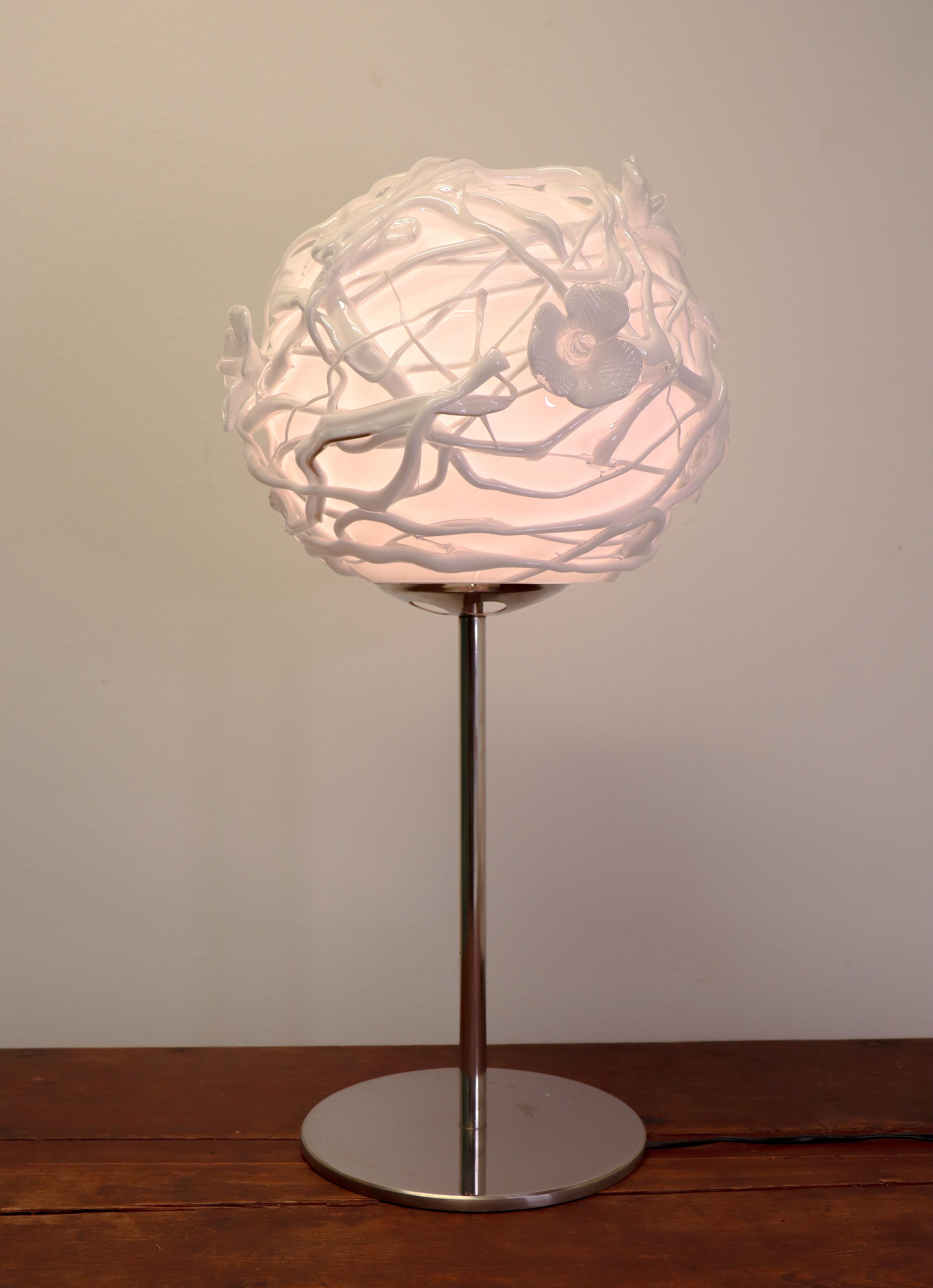 Moderne Grande lampe de table unique blanche - Verre d'art avec fleurs - Eva Darpö en vente