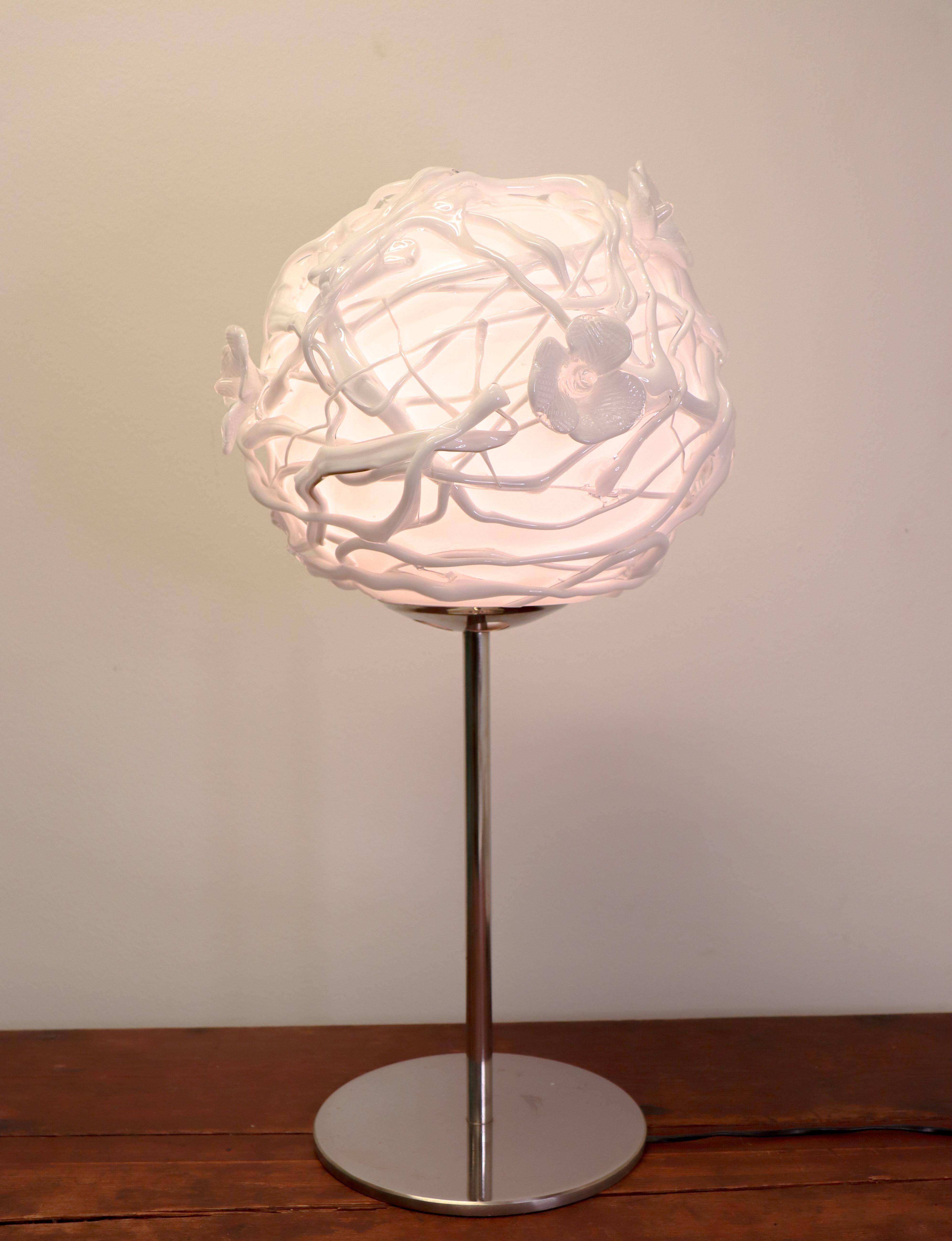 Suédois Grande lampe de table unique blanche - Verre d'art avec fleurs - Eva Darpö en vente